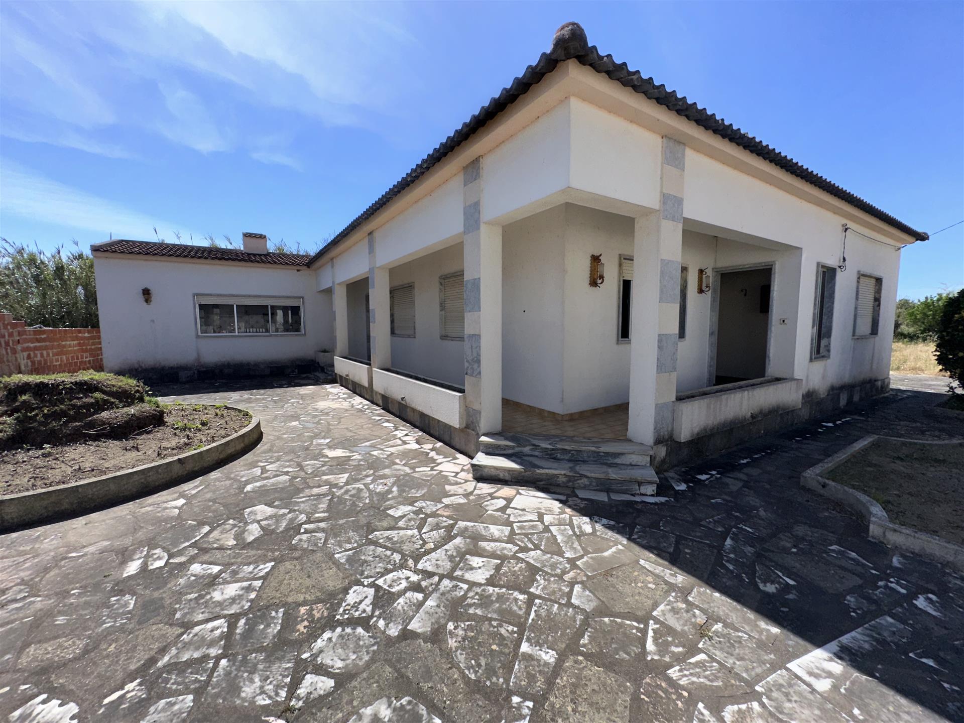House with land, Lourinhã (center), one floor, a few minutes from the beach