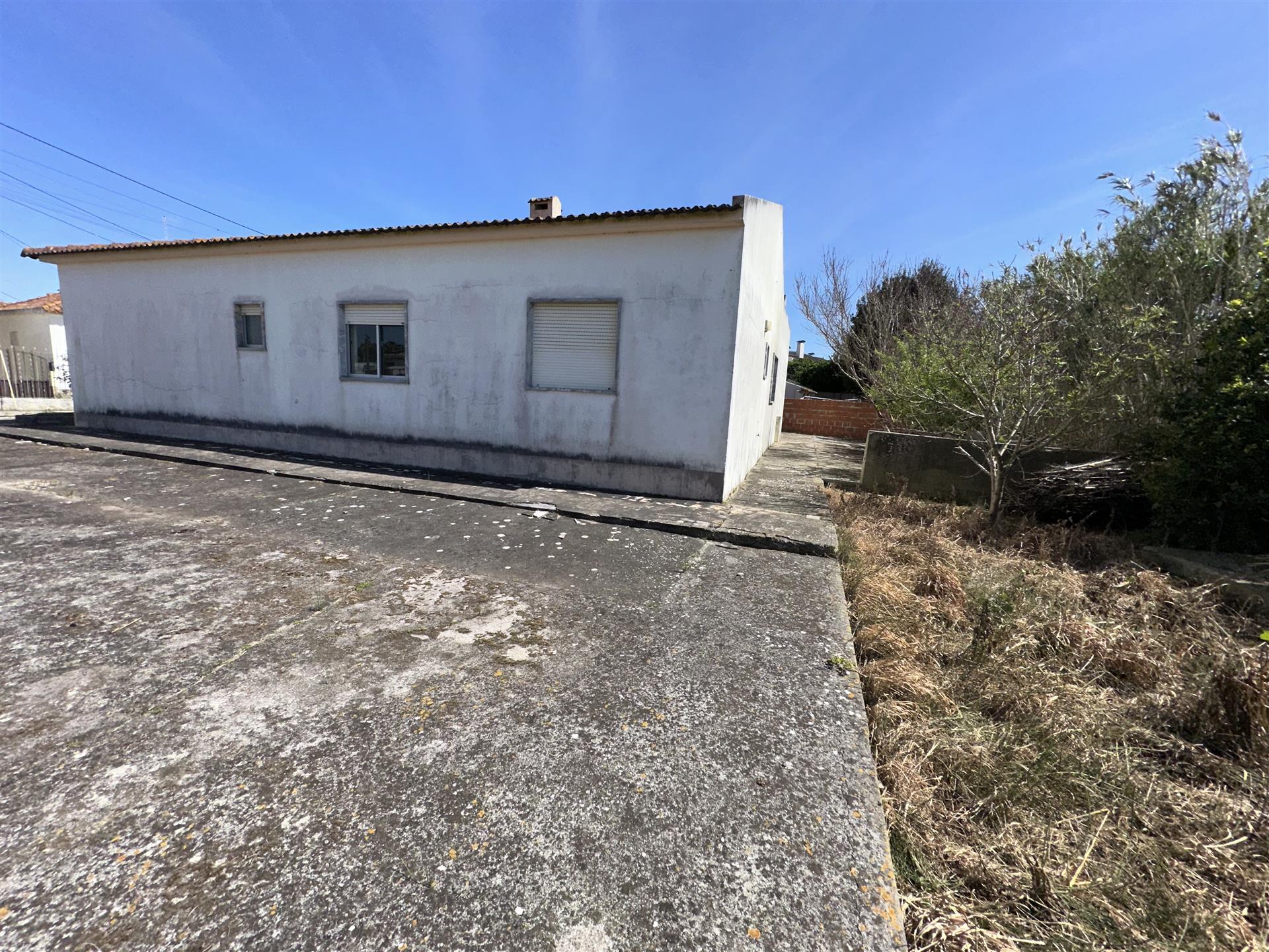 Casa con terreno, Lourinhã (centro), de una sola planta, a pocos minutos de la playa