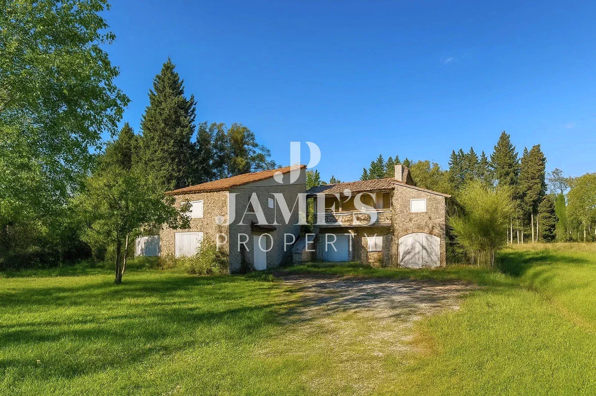 Provençal farmhouse in the countryside of Eygalières
