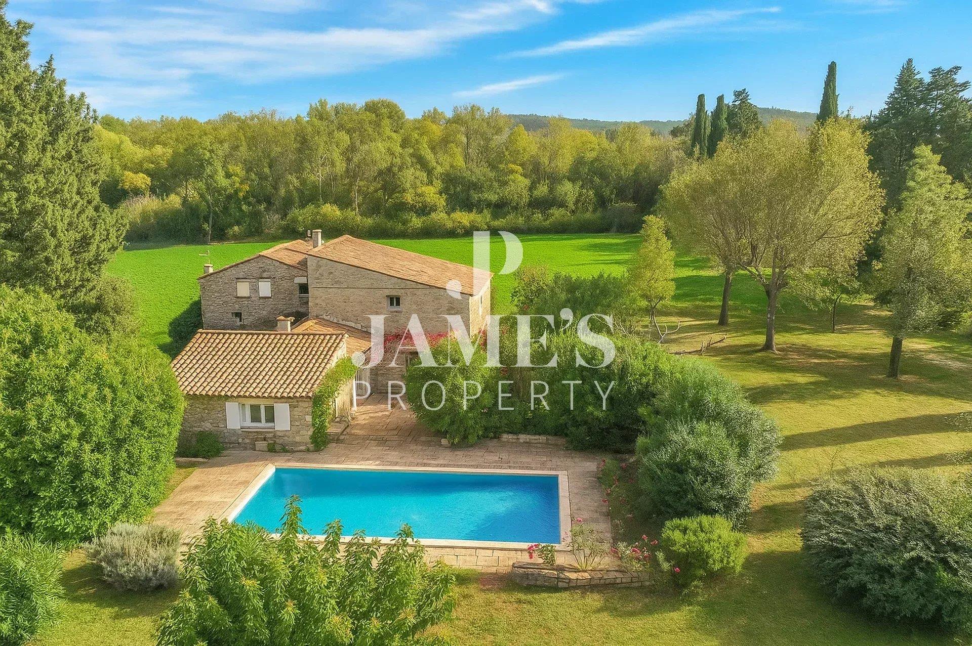 Provençal farmhouse in the countryside of Eygalières