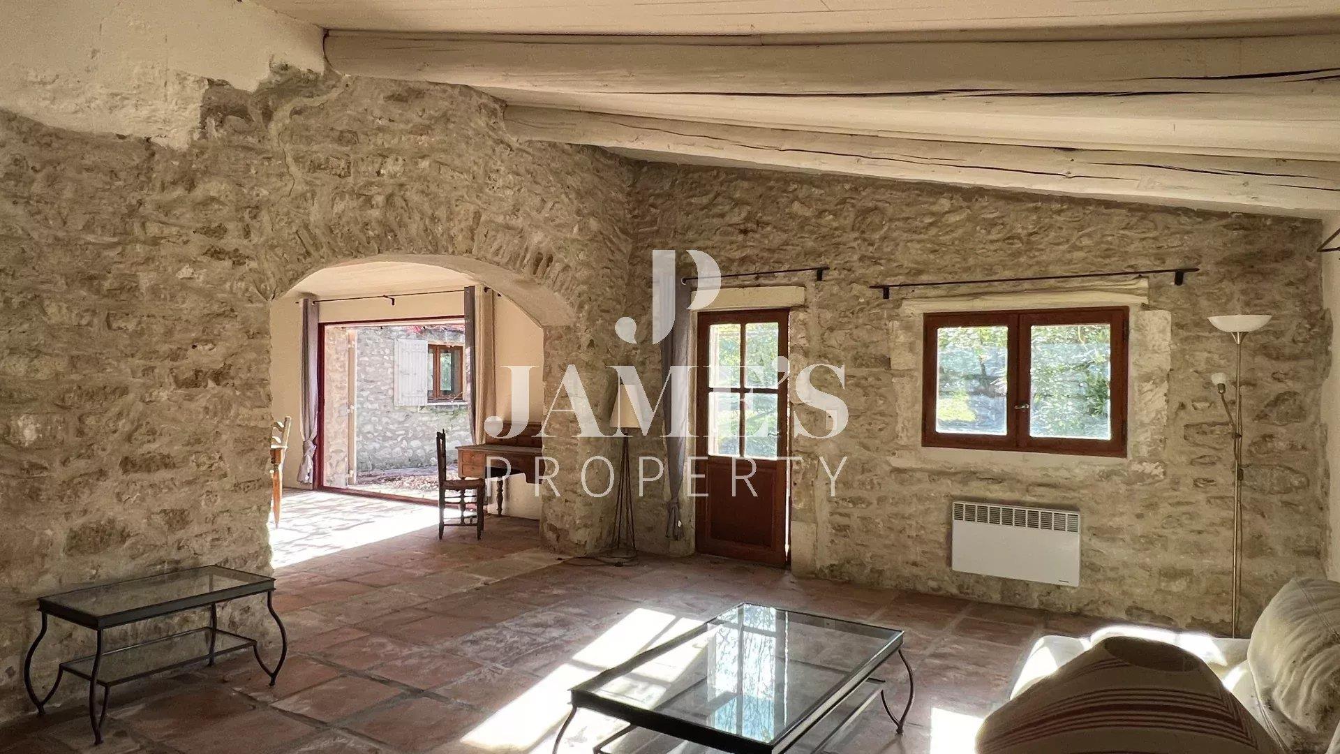 Provençal farmhouse in the countryside of Eygalières
