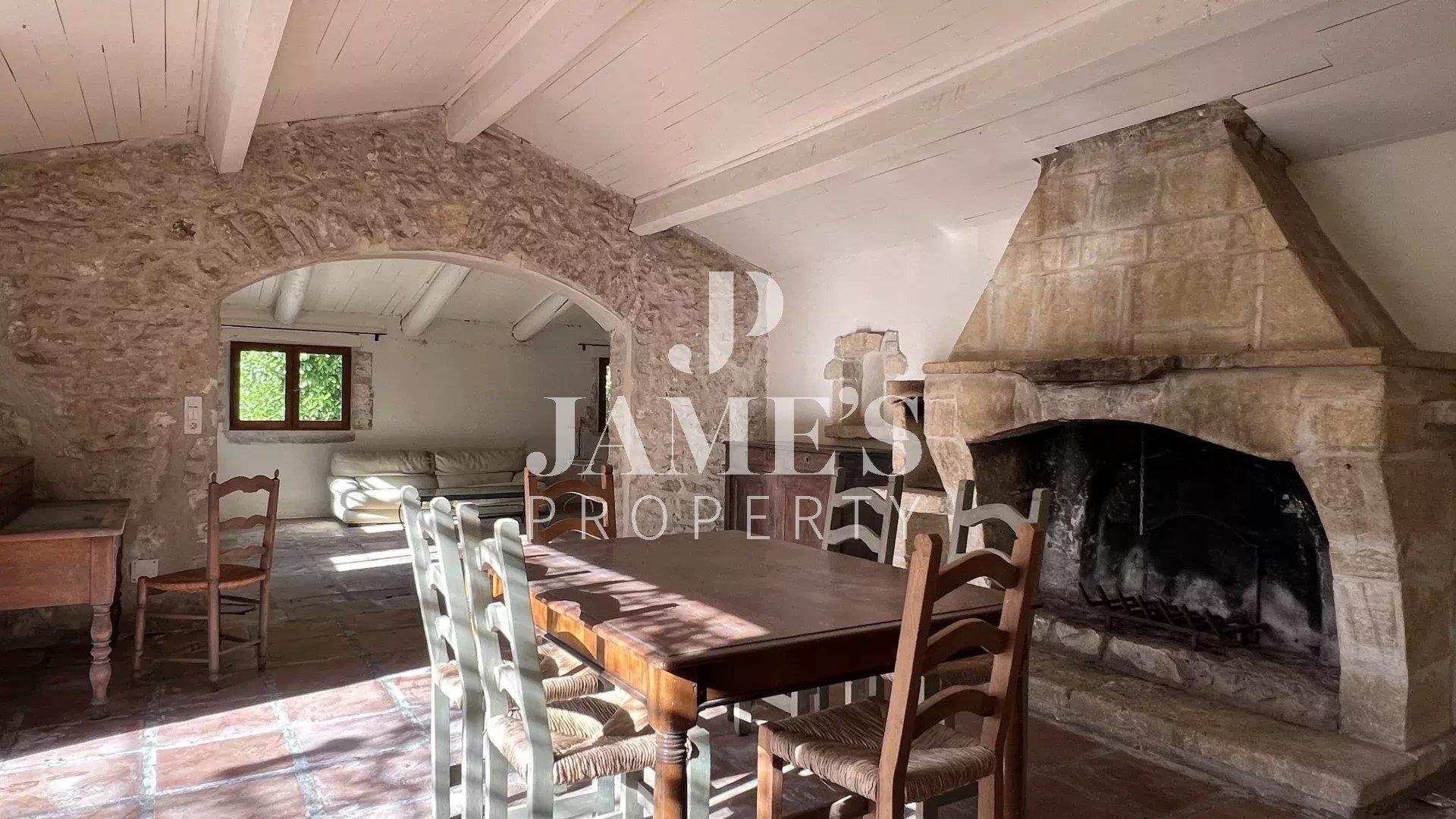Provençal farmhouse in the countryside of Eygalières