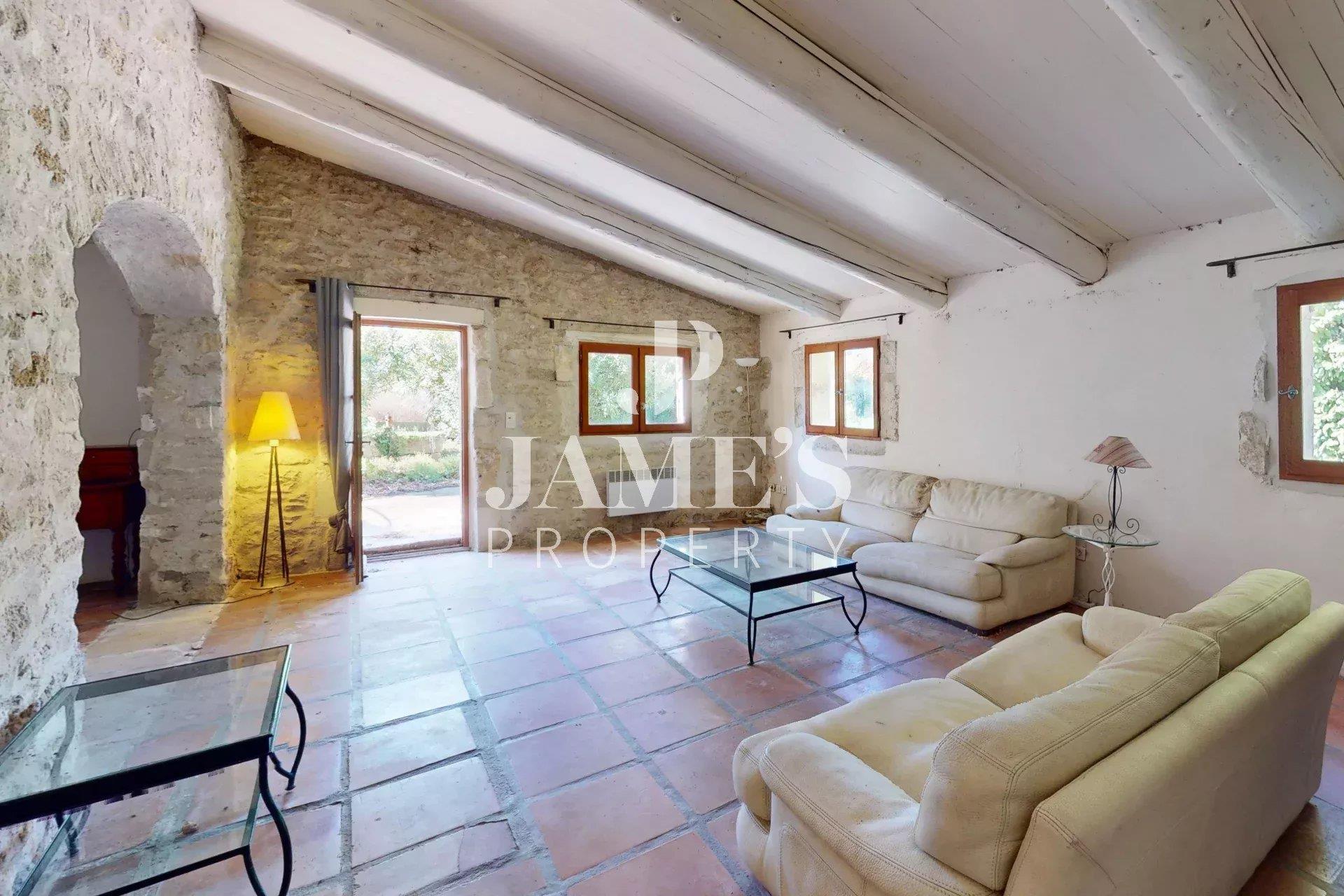 Provençal farmhouse in the countryside of Eygalières