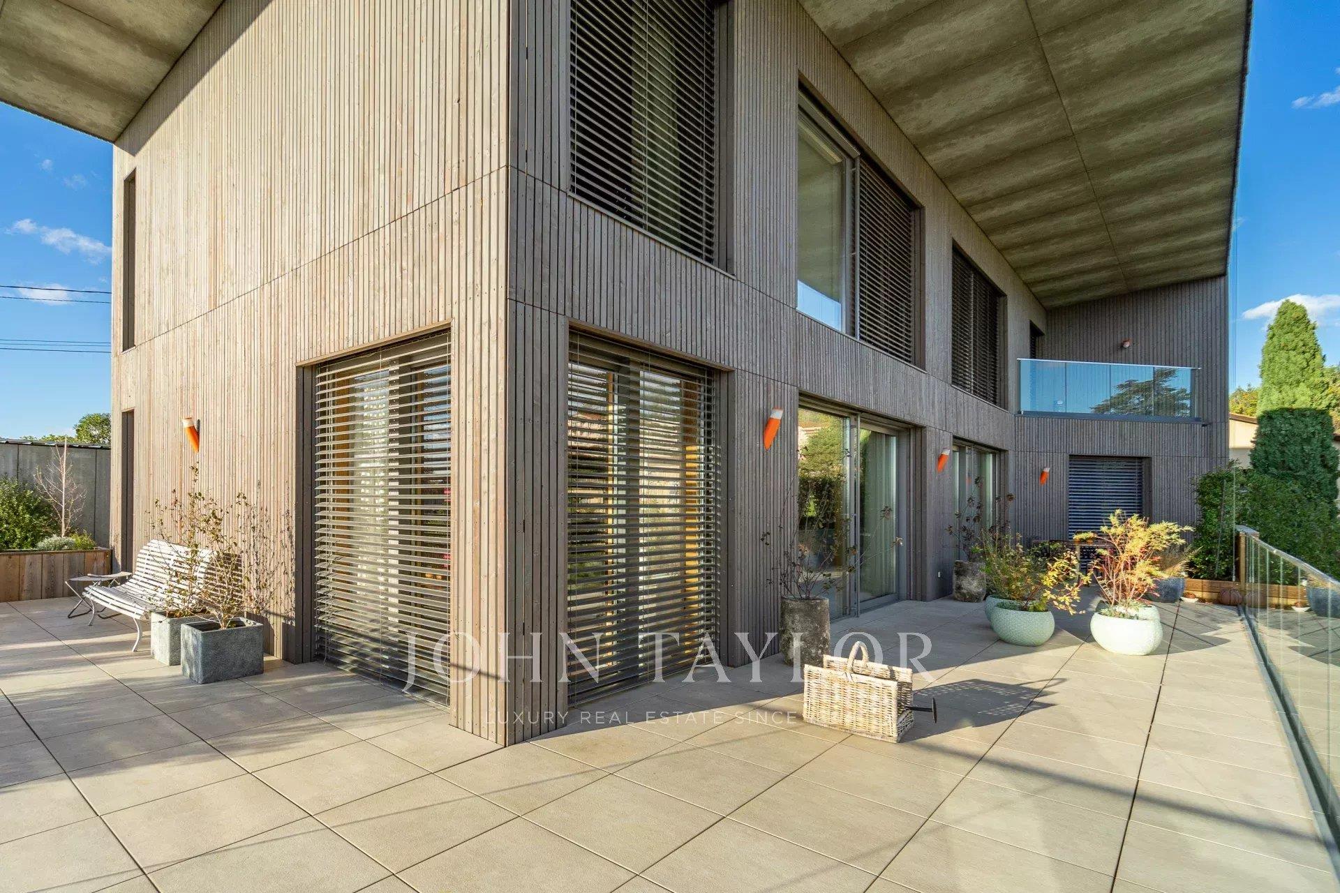 Propriété contemporaine de 2019, de 350 m², très lumineuse et avec vue panoramique