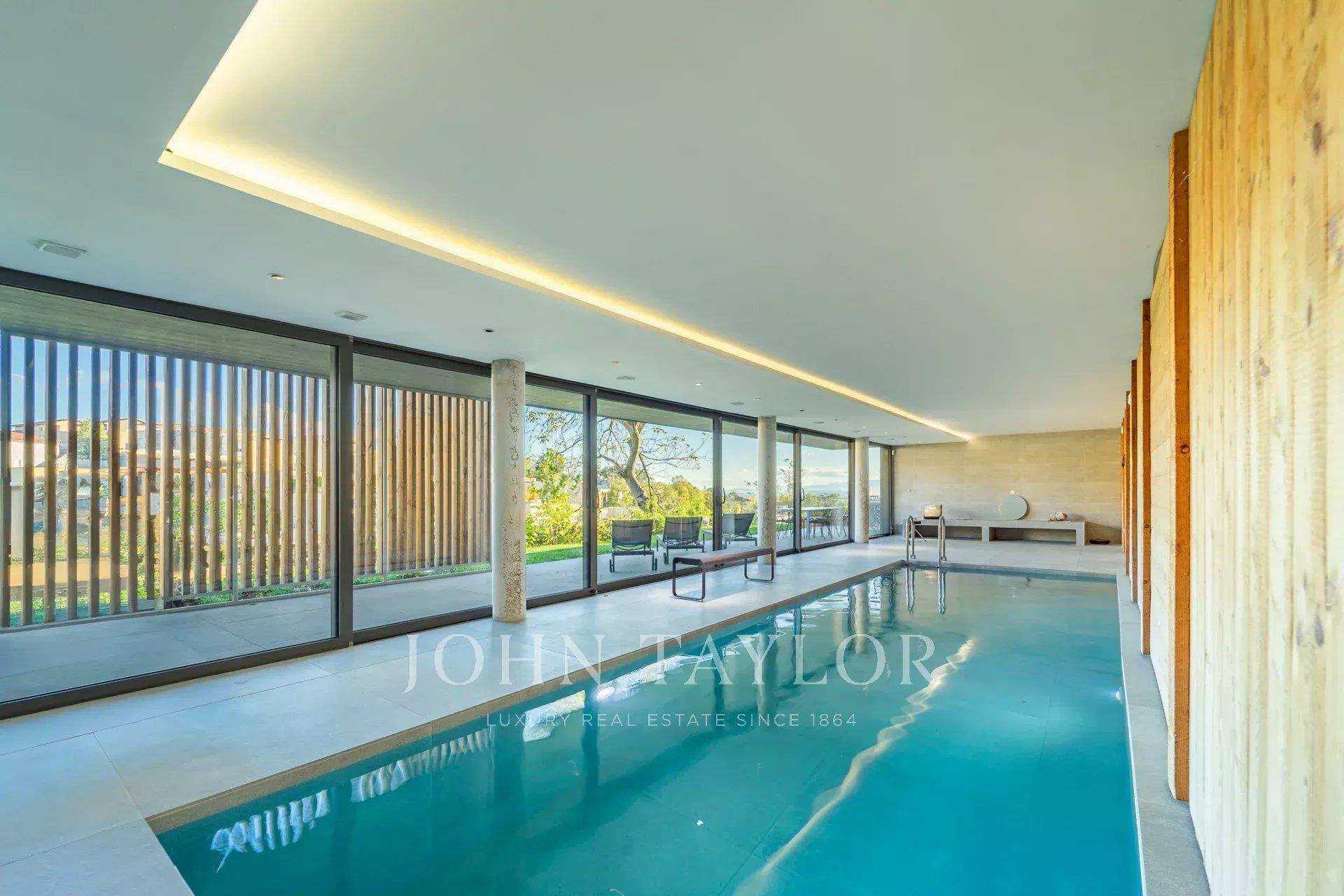 Propriété contemporaine de 2019, de 350 m², très lumineuse et avec vue panoramique