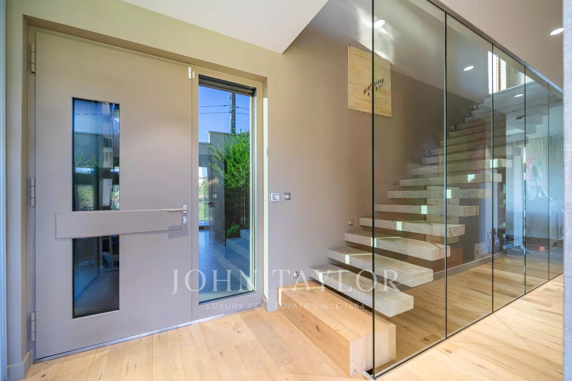 Propriété contemporaine de 2019, de 350 m², très lumineuse et avec vue panoramique