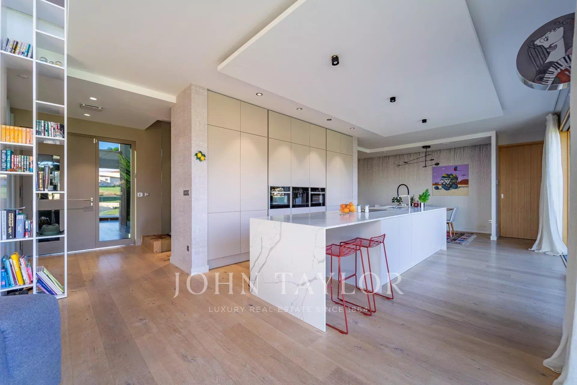 Propriété contemporaine de 2019, de 350 m², très lumineuse et avec vue panoramique