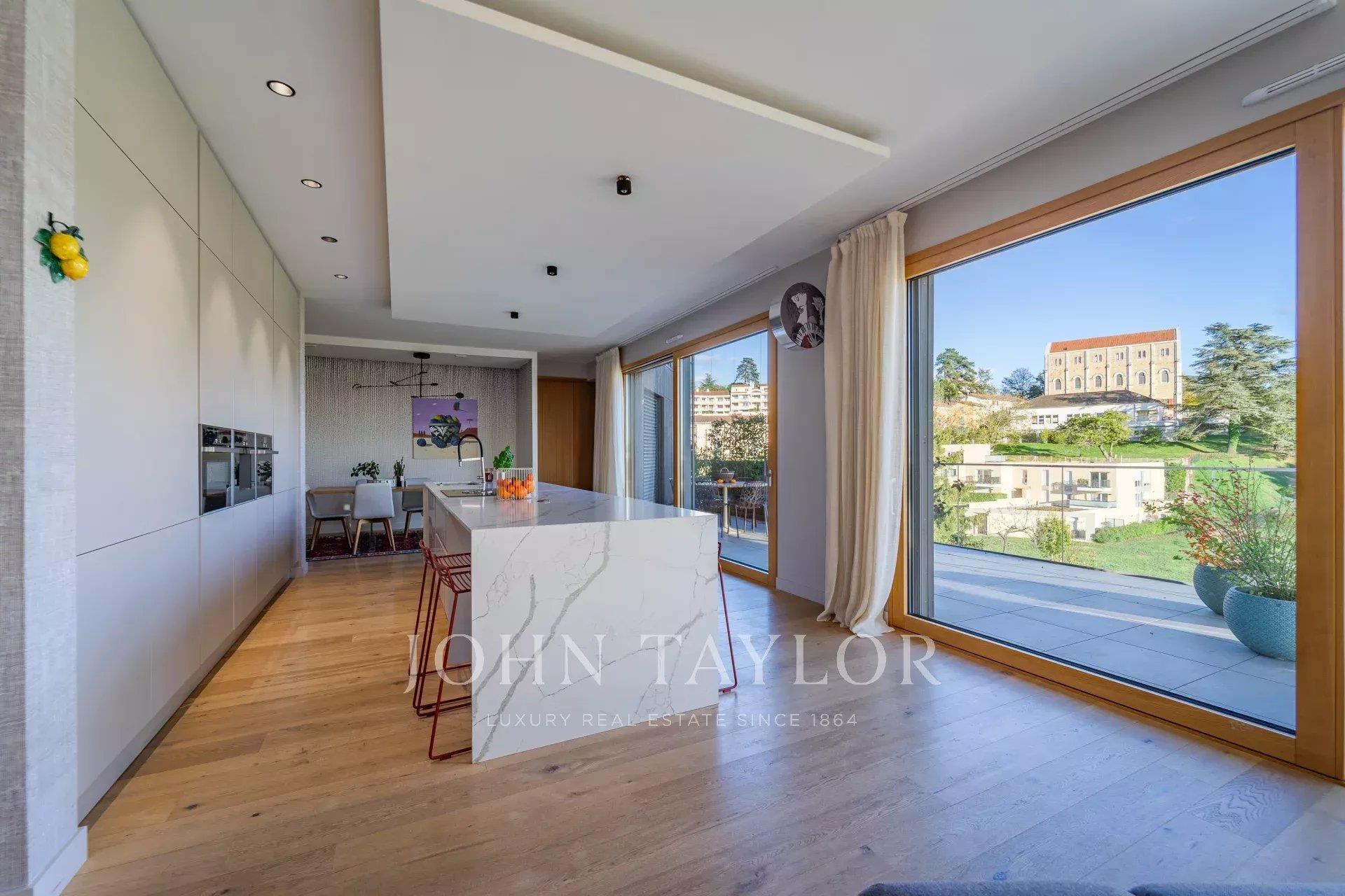 Propriété contemporaine de 2019, de 350 m², très lumineuse et avec vue panoramique