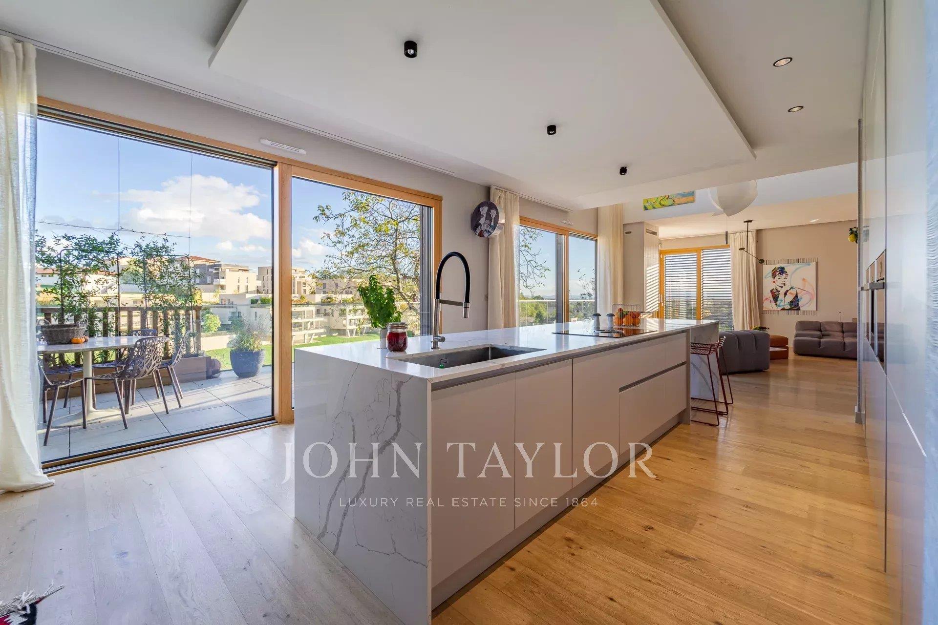 Propriété contemporaine de 2019, de 350 m², très lumineuse et avec vue panoramique