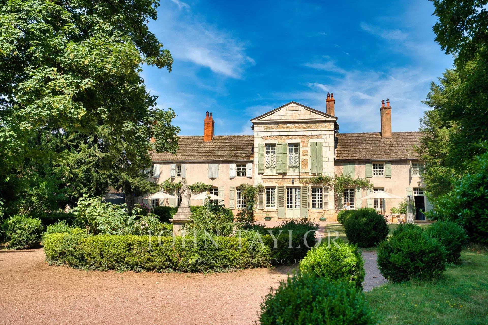 Propriété au cœur d’un village viticole, 800 m² sur un terrain de 7 000 m²