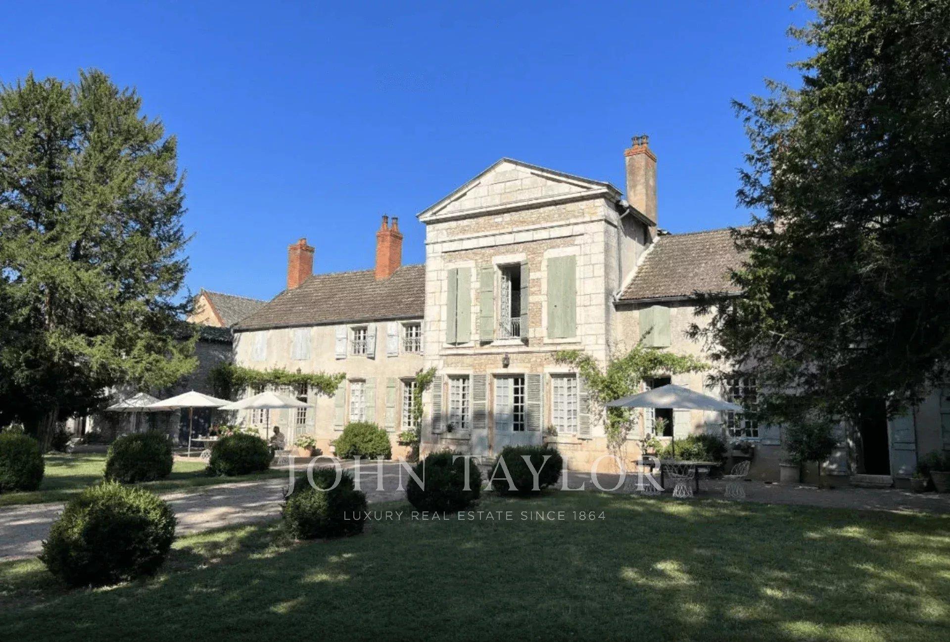 Propriété au cœur d’un village viticole, 800 m² sur un terrain de 7 000 m²