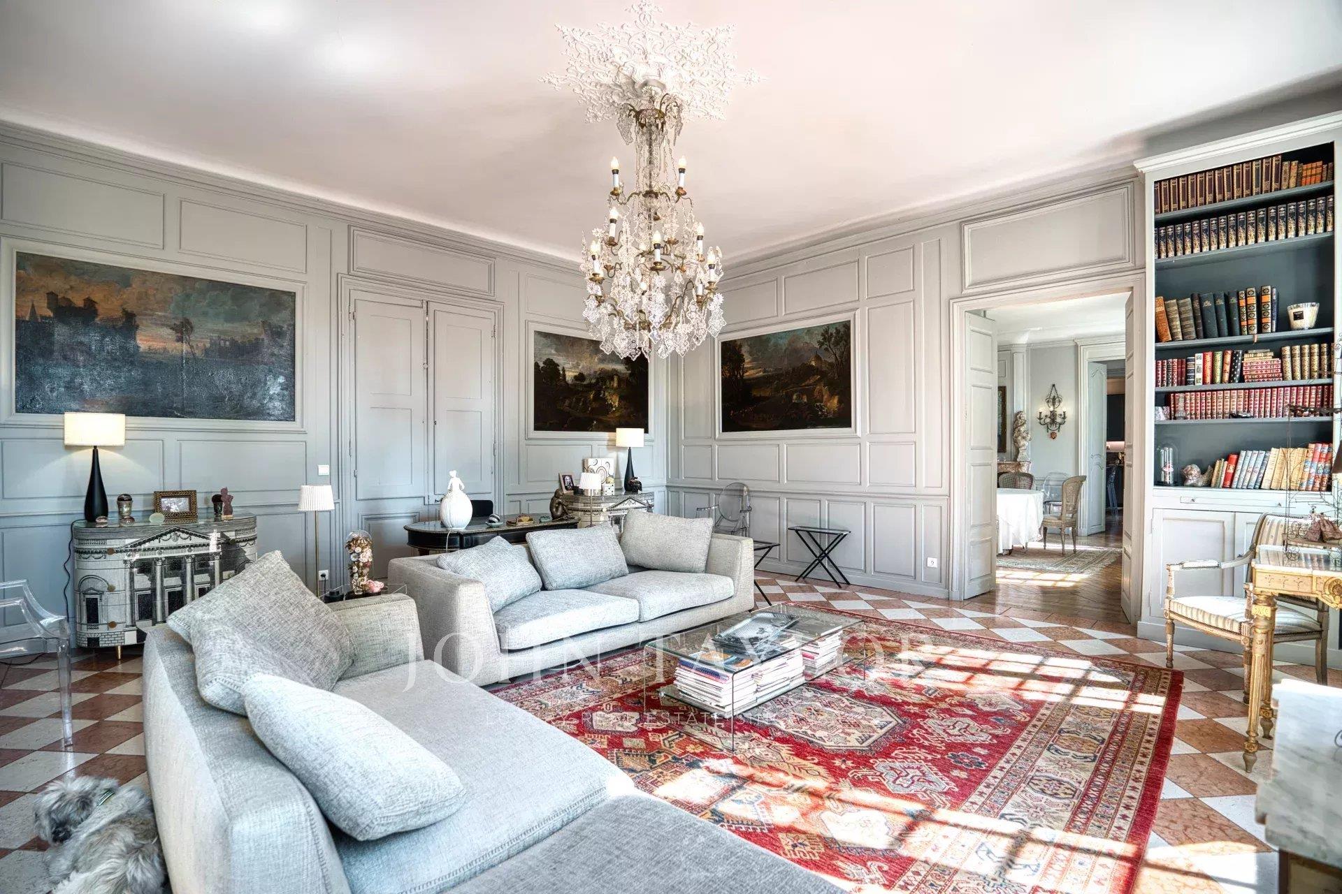 Propriété au cœur d’un village viticole, 800 m² sur un terrain de 7 000 m²