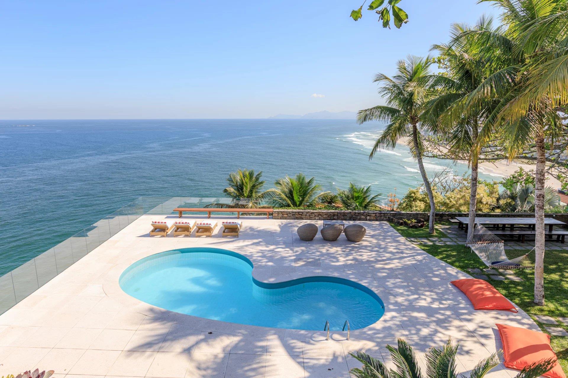 Rio005 - Contemporary mansion in Joá overlooking the ocean