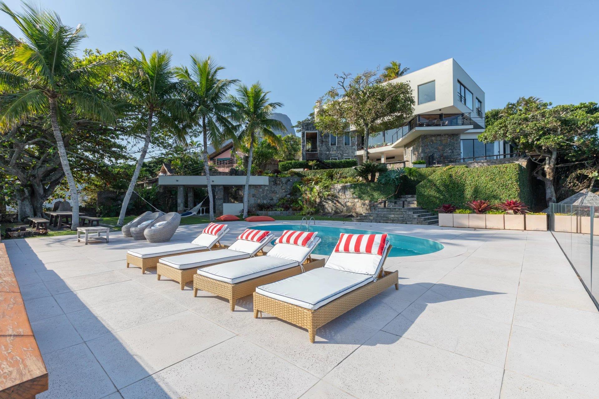 Rio005 - Contemporary mansion in Joá overlooking the ocean