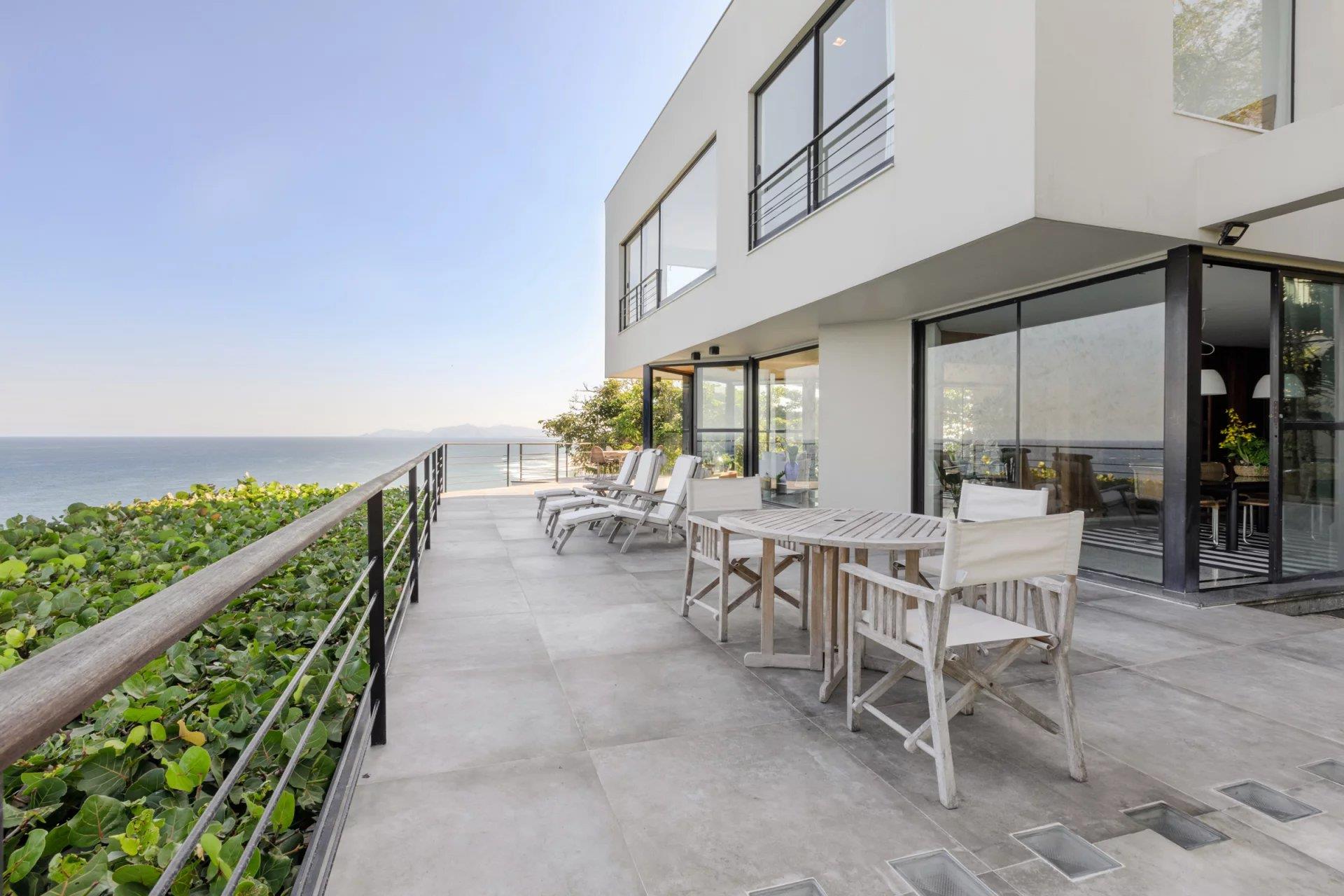 Rio005 - Contemporary mansion in Joá overlooking the ocean