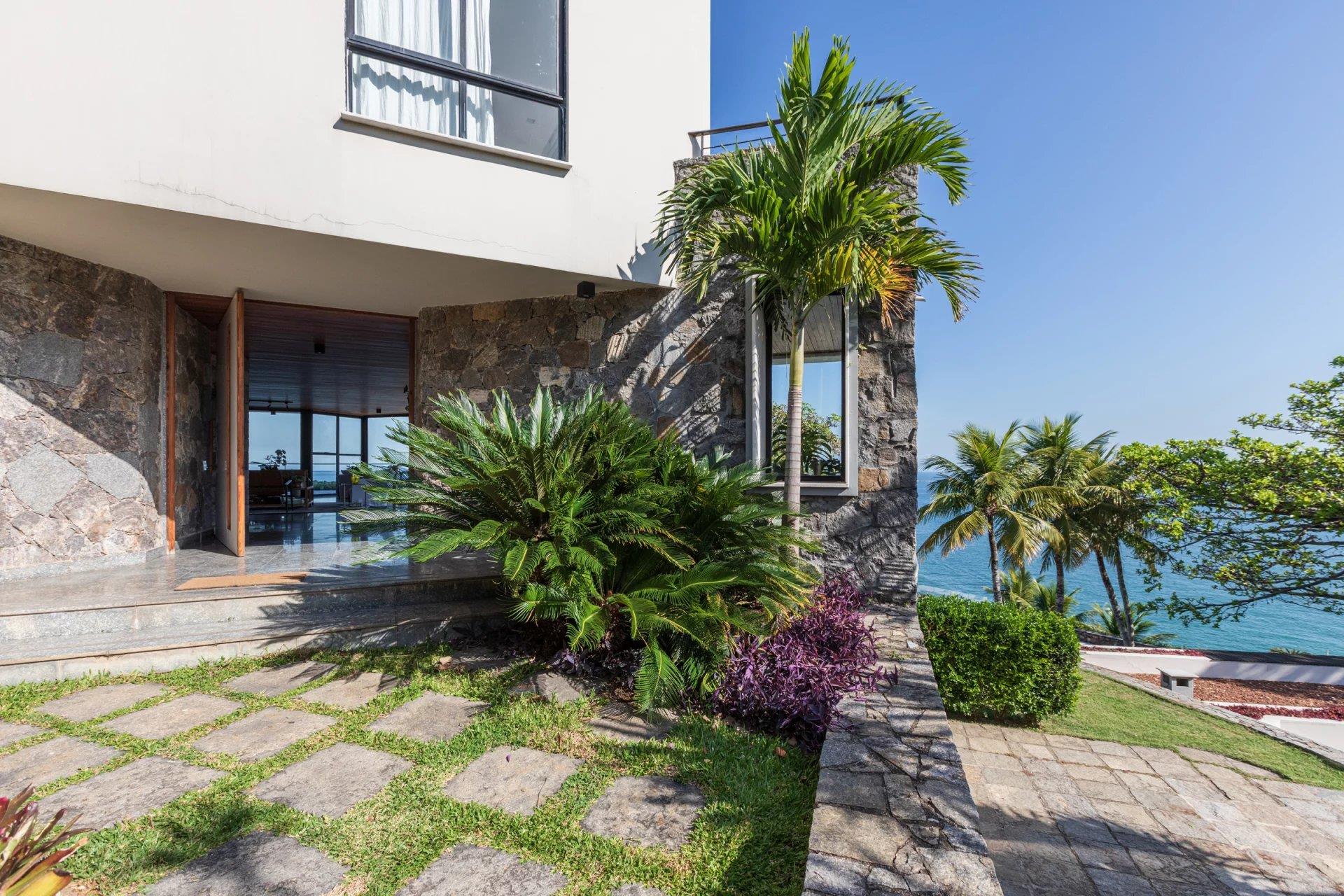 Rio005 - Contemporary mansion in Joá overlooking the ocean