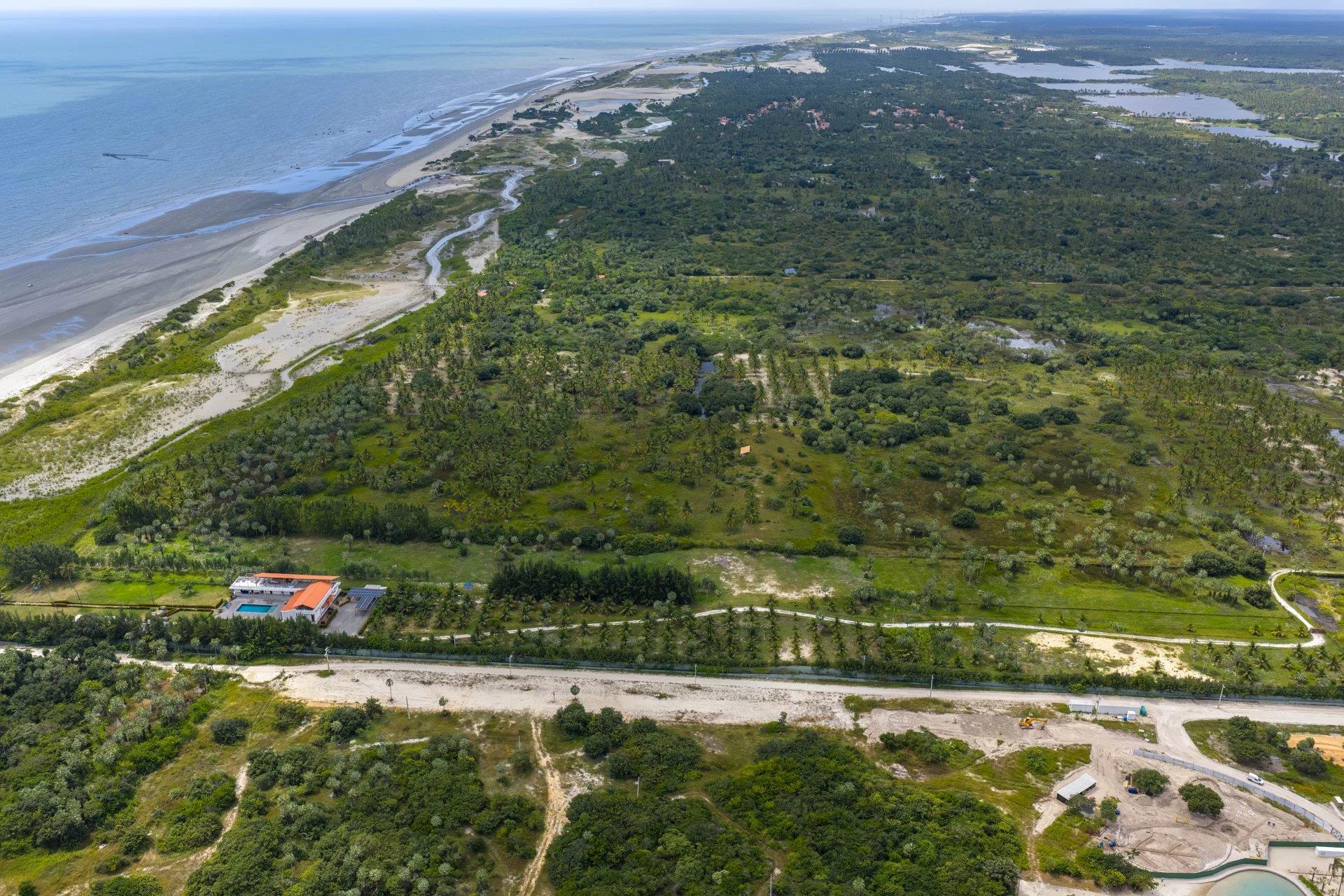 Cea072 - Last large plot of land facing the sea on Preá beach