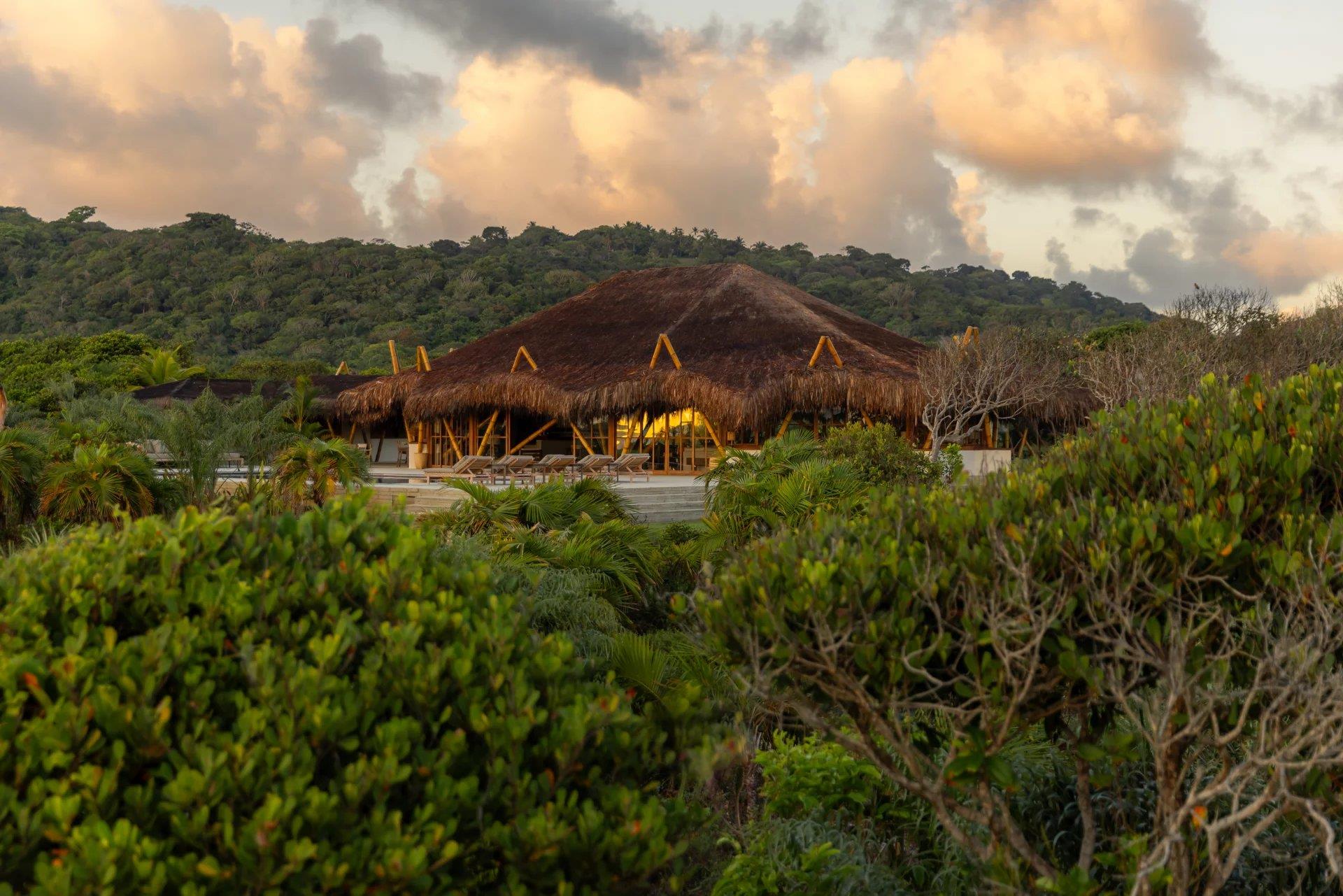 Bah176 – Beachfront villa in Serra Grande, Bahia