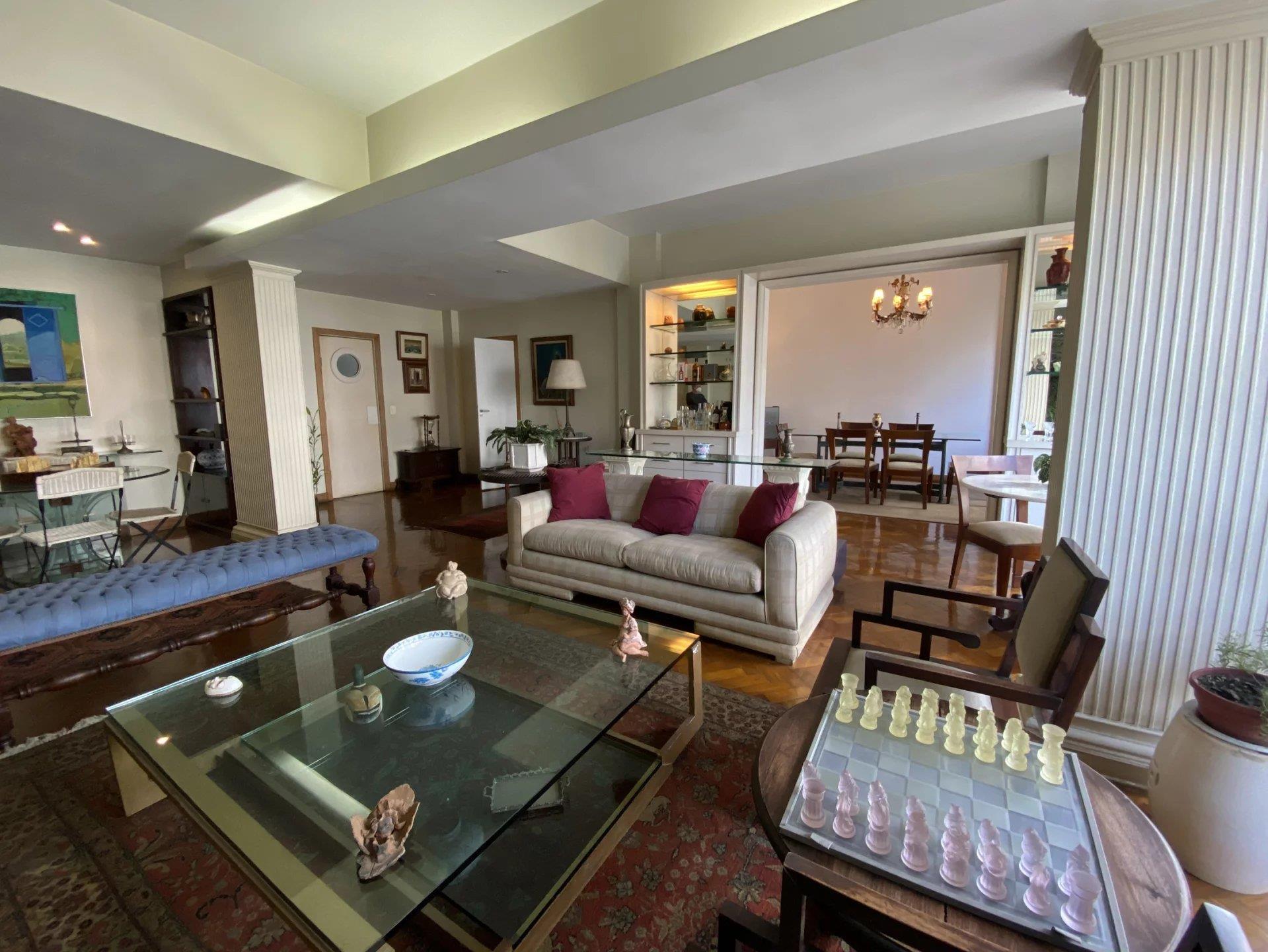 Rio213 - Classic 3-bedroom apartment in Leblon
