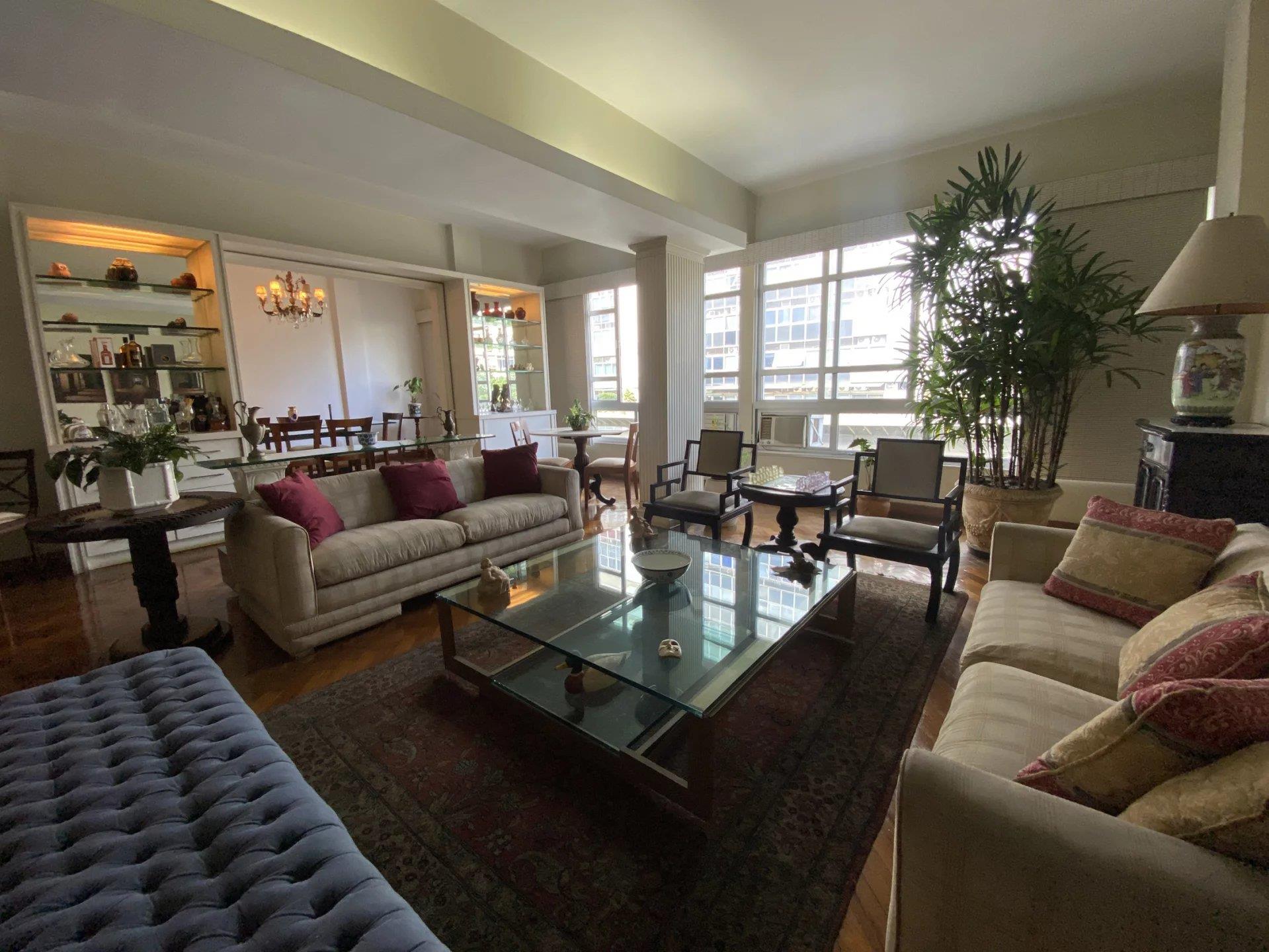 Rio213 - Classic 3-bedroom apartment in Leblon