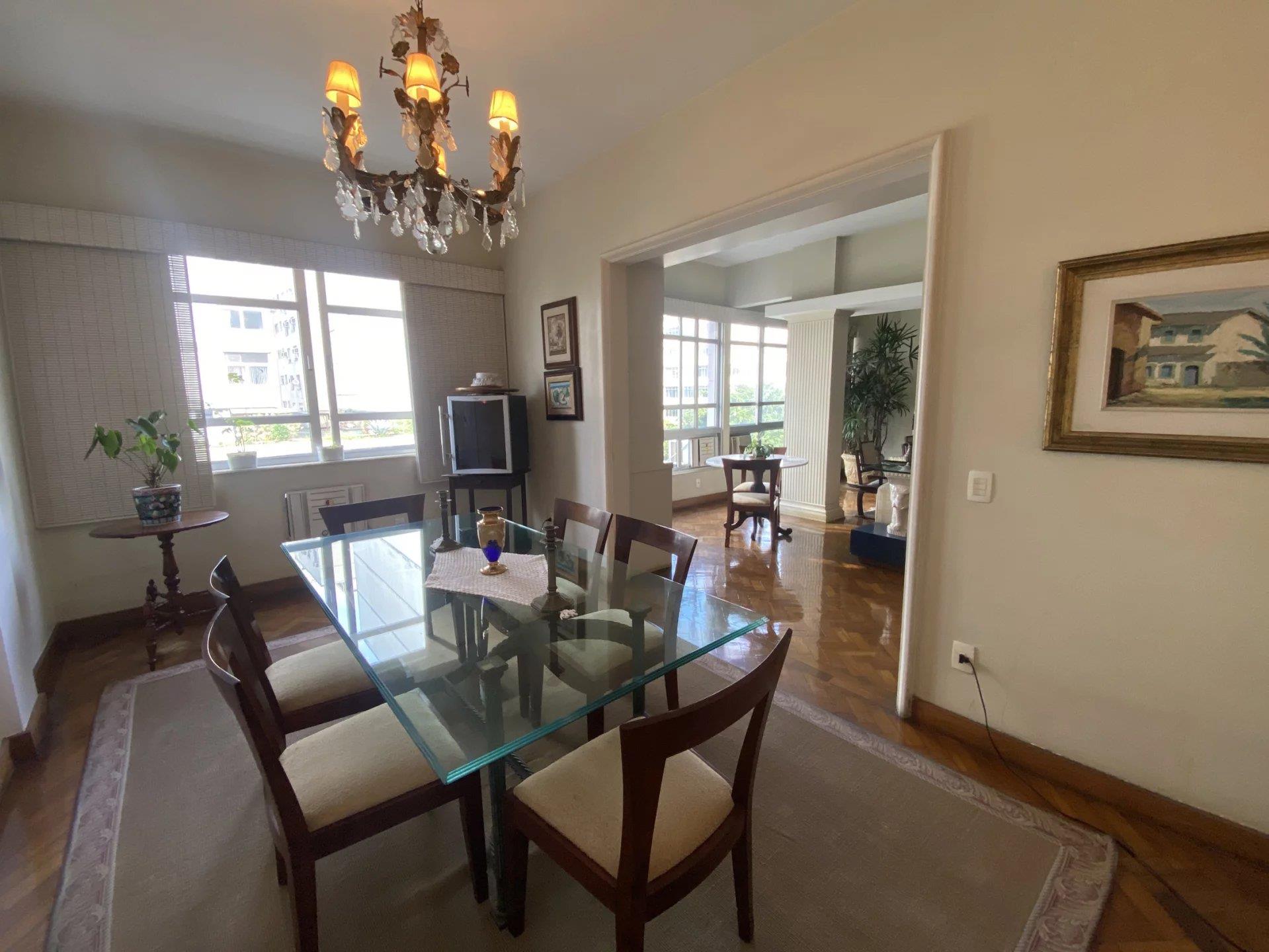Rio213 - Classic 3-bedroom apartment in Leblon