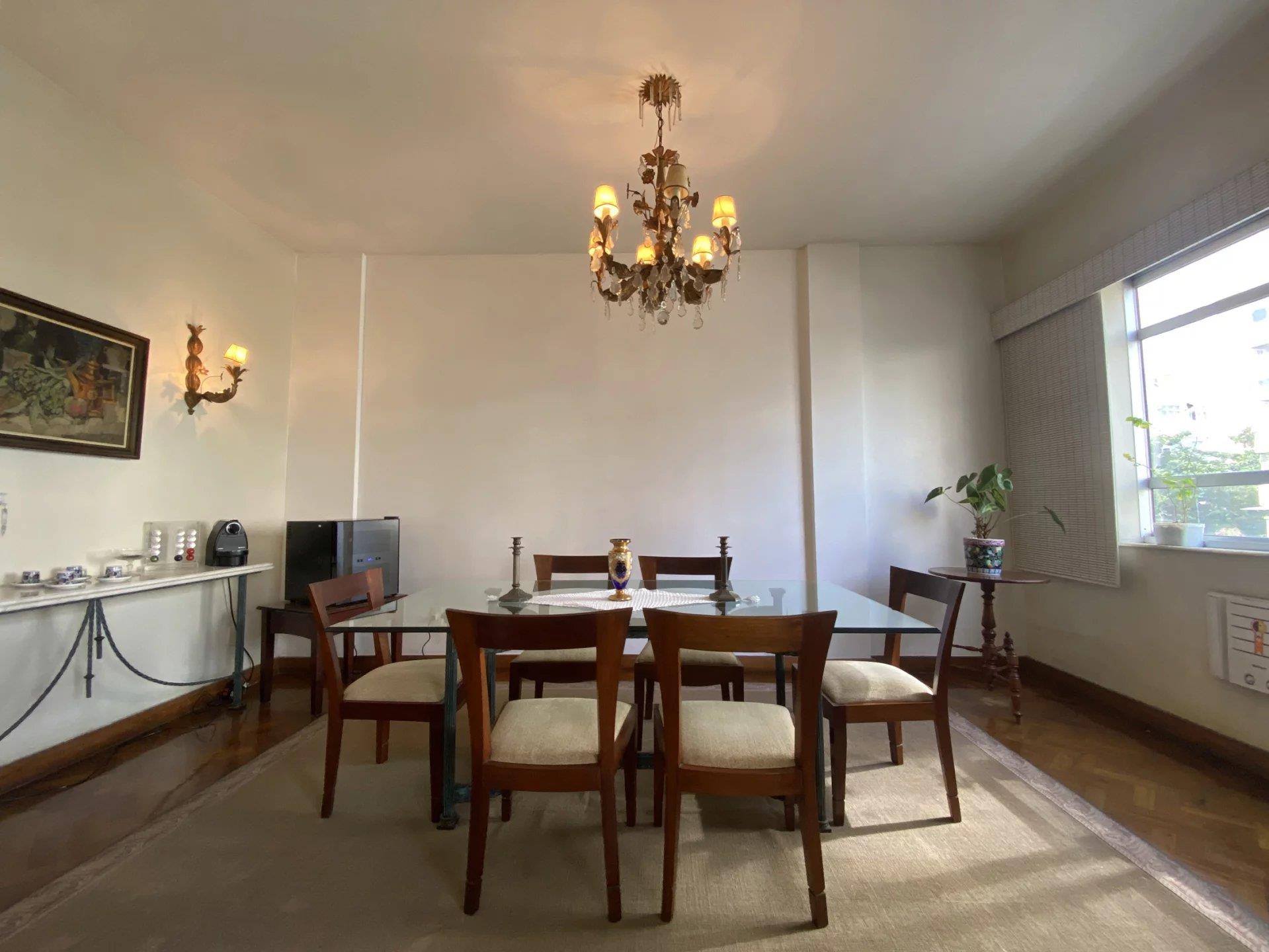 Rio213 - Classic 3-bedroom apartment in Leblon