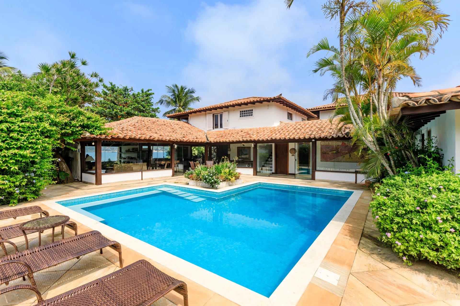 Buz029 - Prestigious house in front of the sea in Búzios
