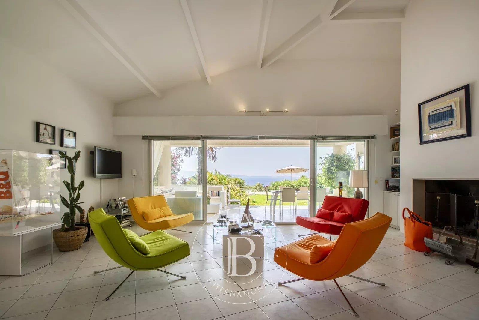 Ajaccio Sanguinaires, Seafront Villa, 4 Bedrooms, Walking Distance to the Beach, Panoramic Sea View