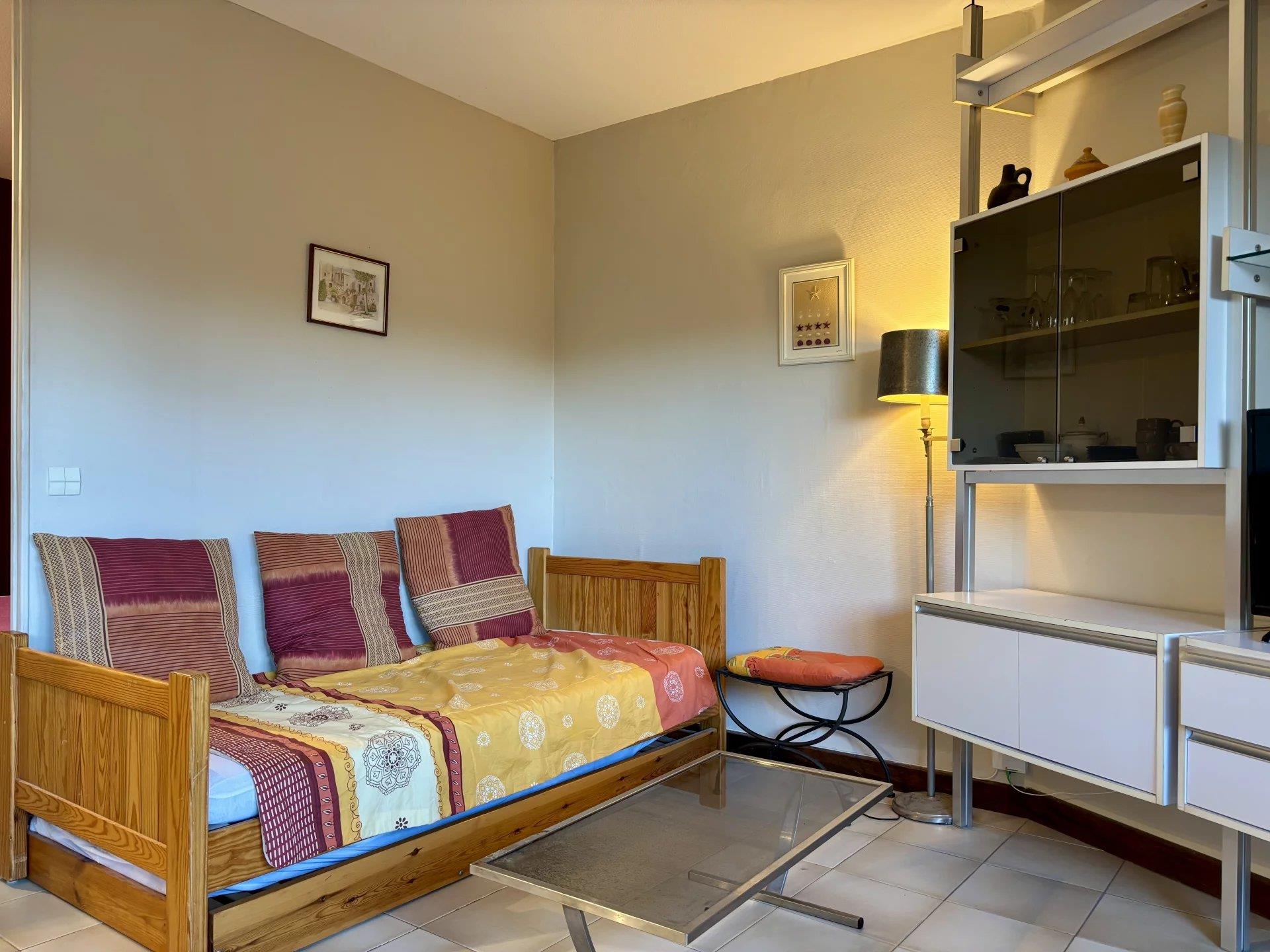 Charming 2-room apartment with terrace and pool at Les Greens de Mandelieu!