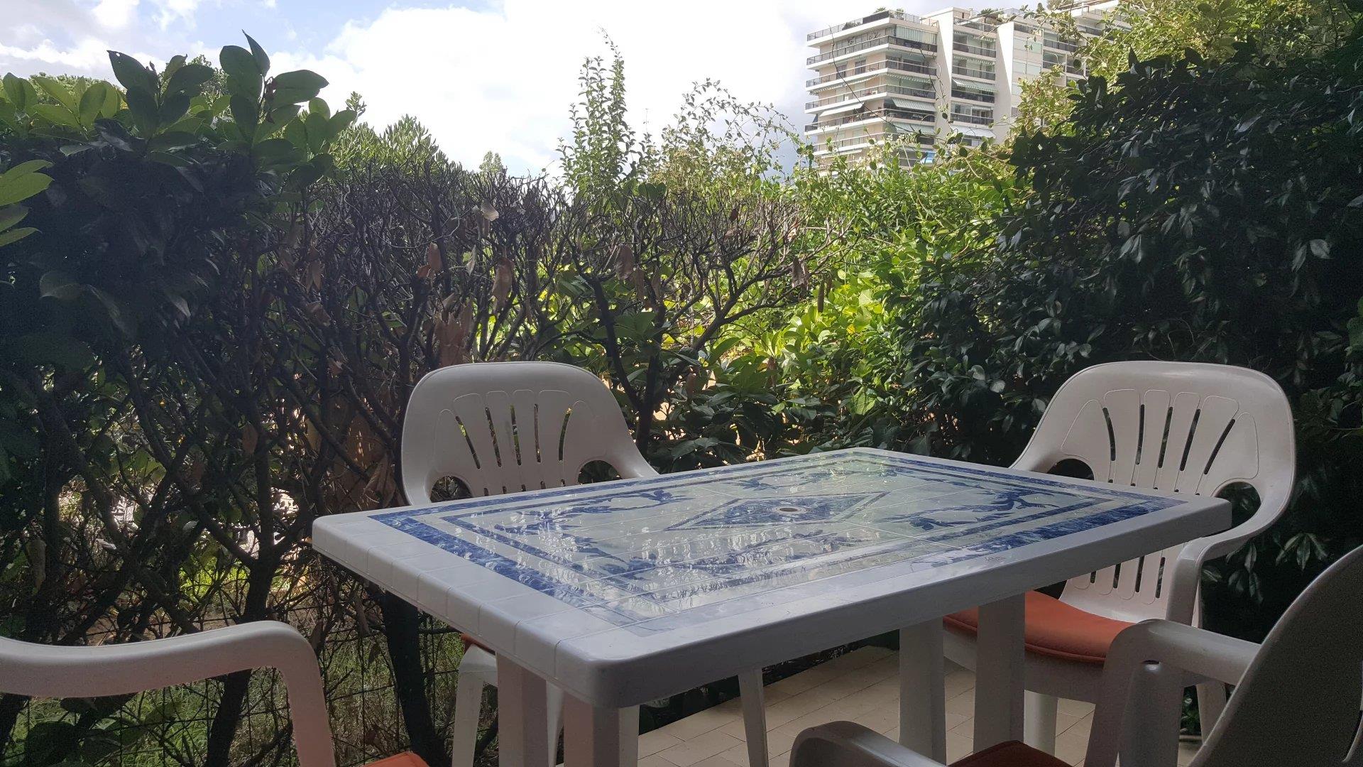 Charming 2-room apartment with terrace and pool at Les Greens de Mandelieu!