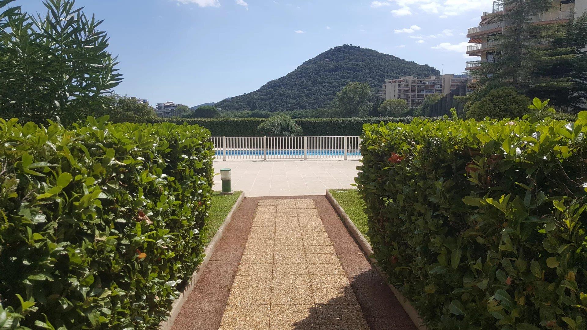 Charming 2-room apartment with terrace and pool at Les Greens de Mandelieu!