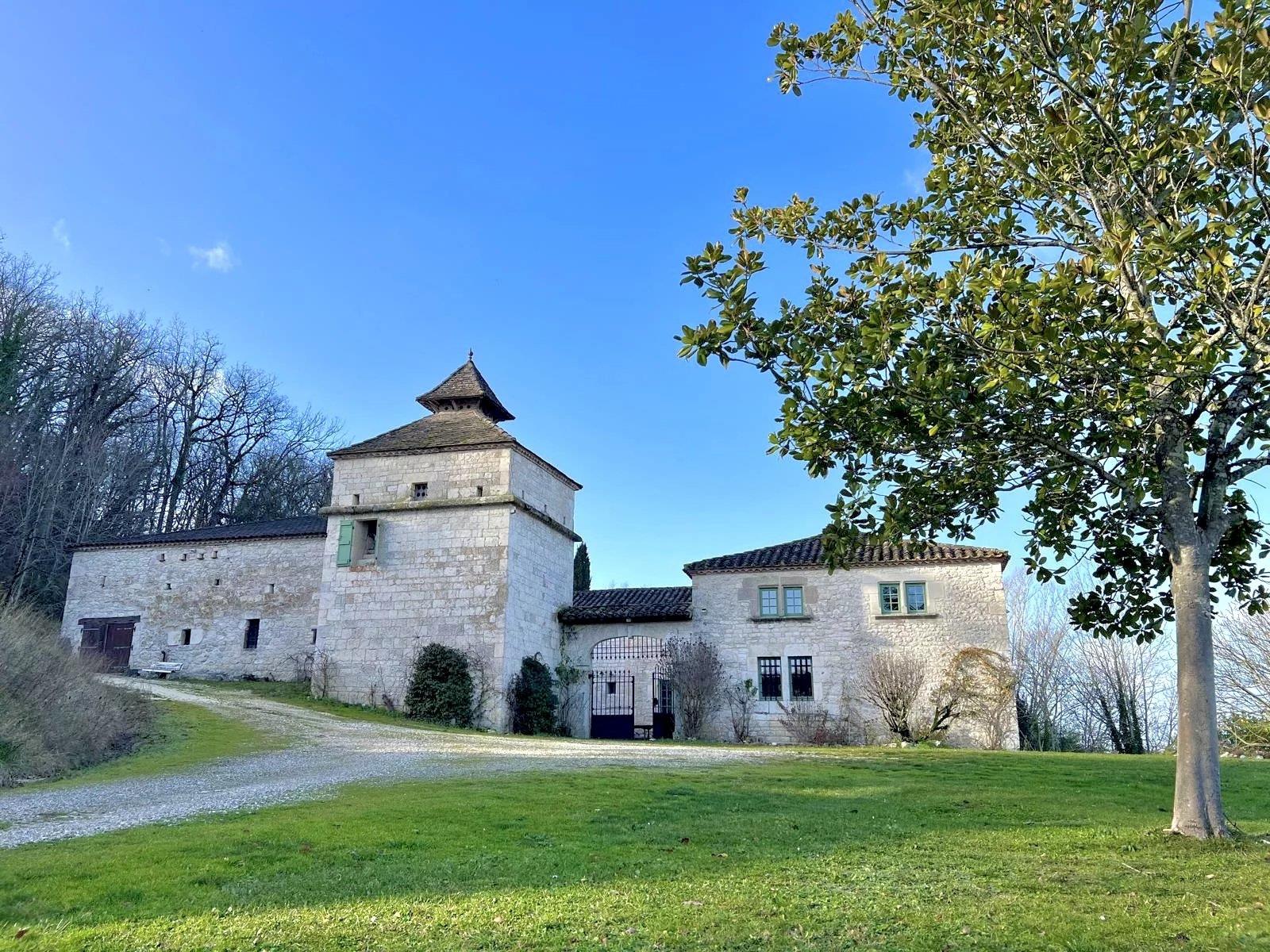 Medieval manor house over 18 hectares with panoramic views