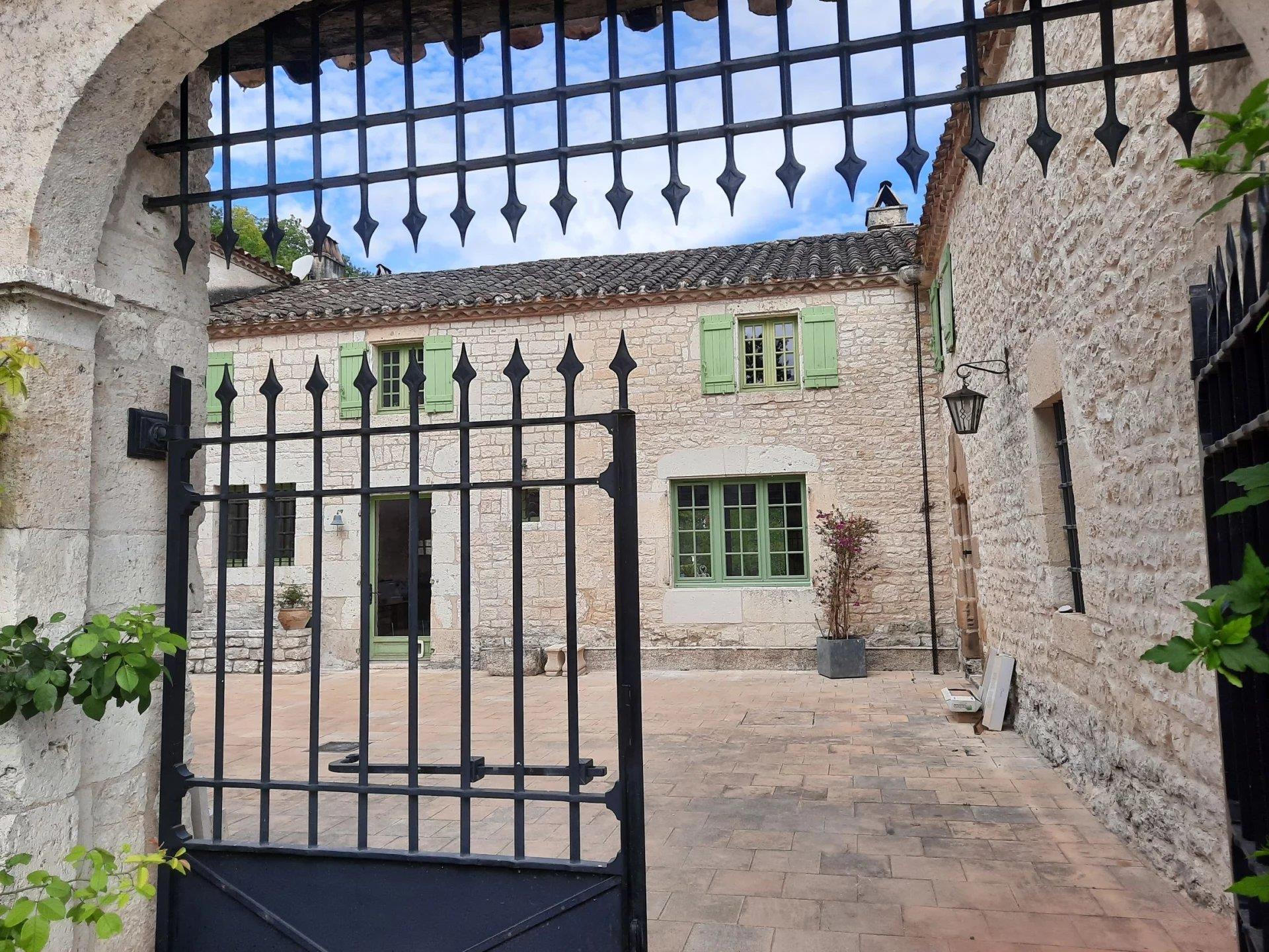 Medieval manor house over 18 hectares with panoramic views