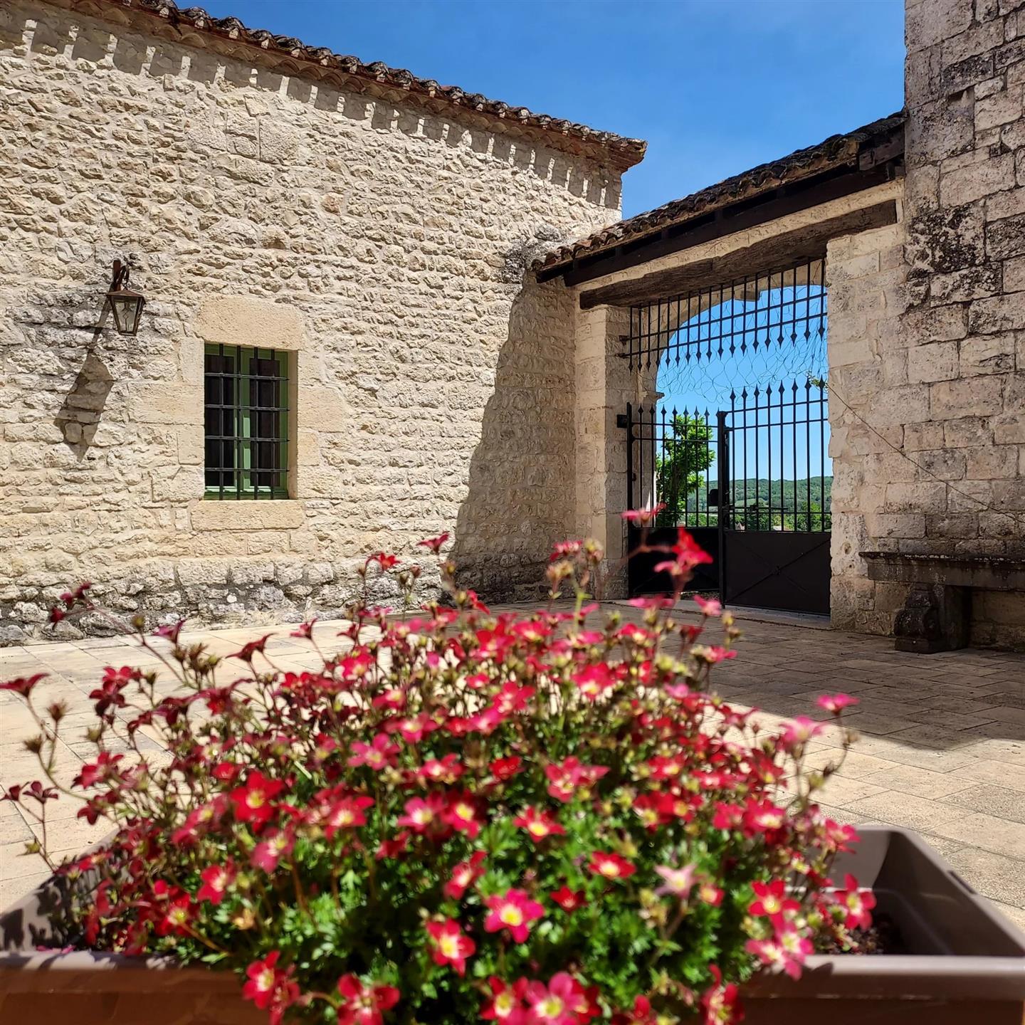 Medieval manor house over 18 hectares with panoramic views