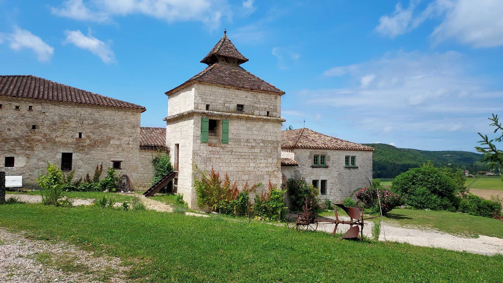Medieval manor house over 18 hectares with panoramic views