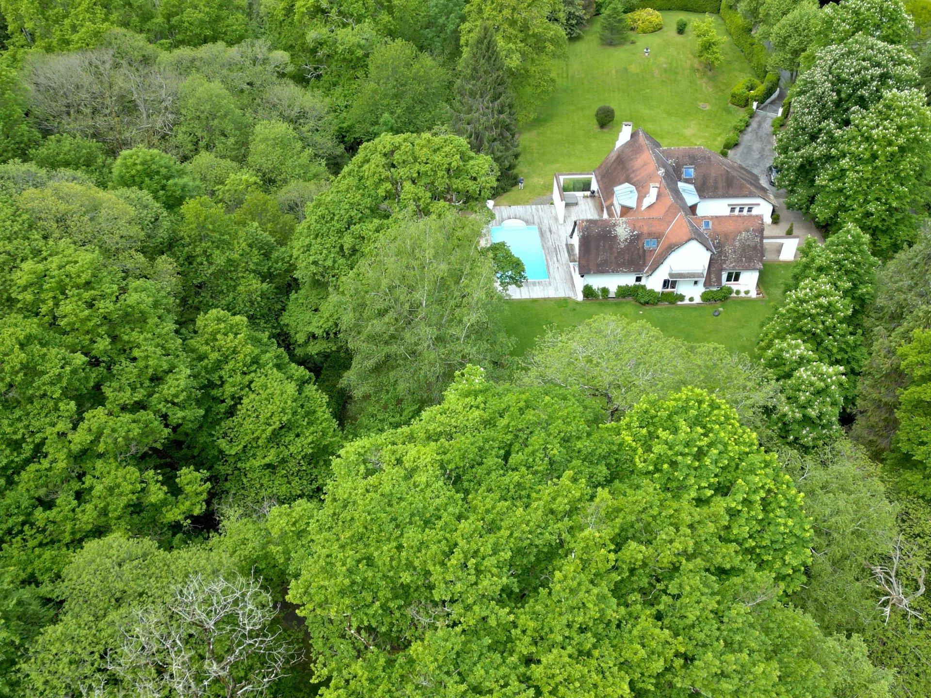 Exceptional home set in idyllic setting with 6347m² of land