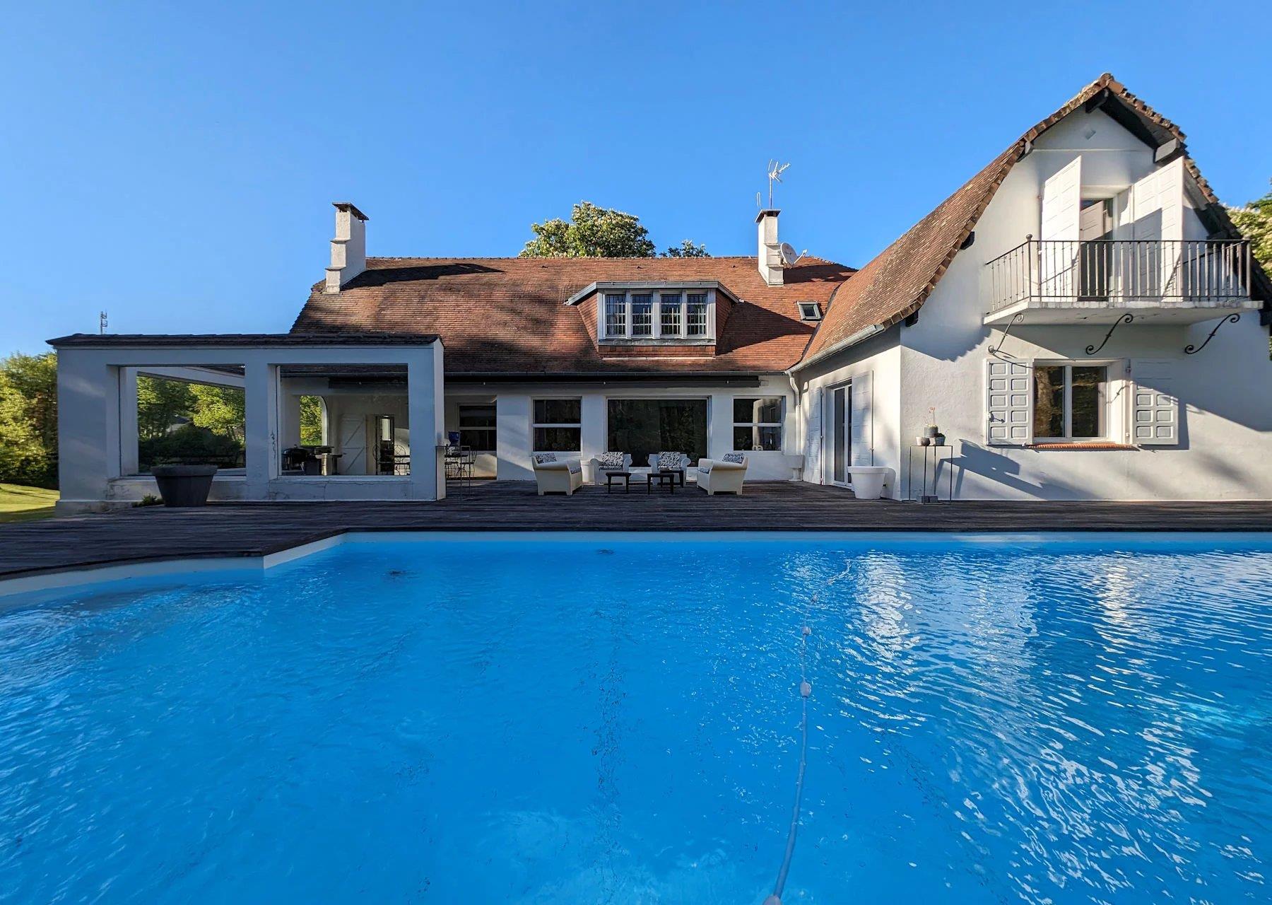Exceptional home set in idyllic setting with 6347m² of land