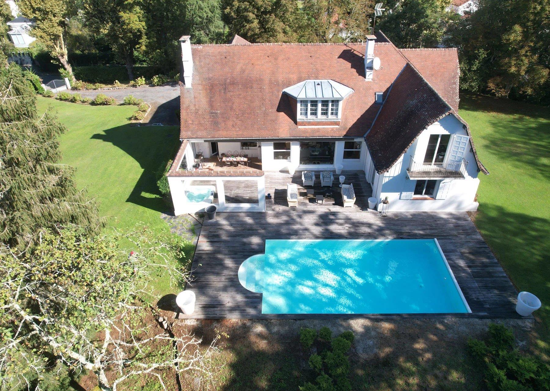 Exceptional home set in idyllic setting with 6347m² of land
