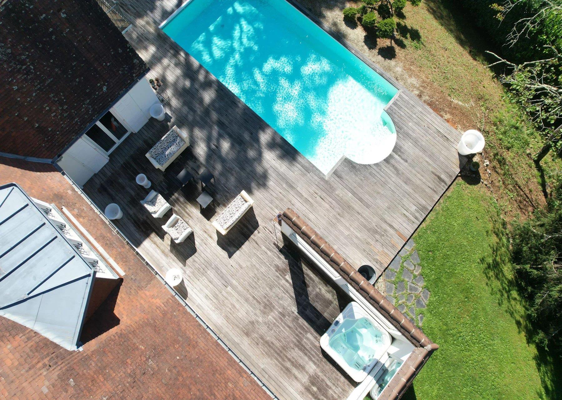 Exceptional home set in idyllic setting with 6347m² of land