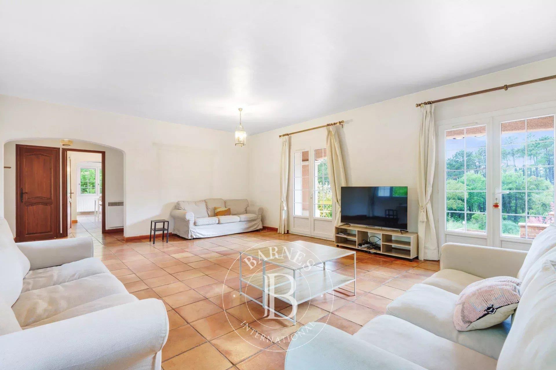 Le Muy - Villa Private Estate - Land 1,2 Hectare - Large Swimming Pool
