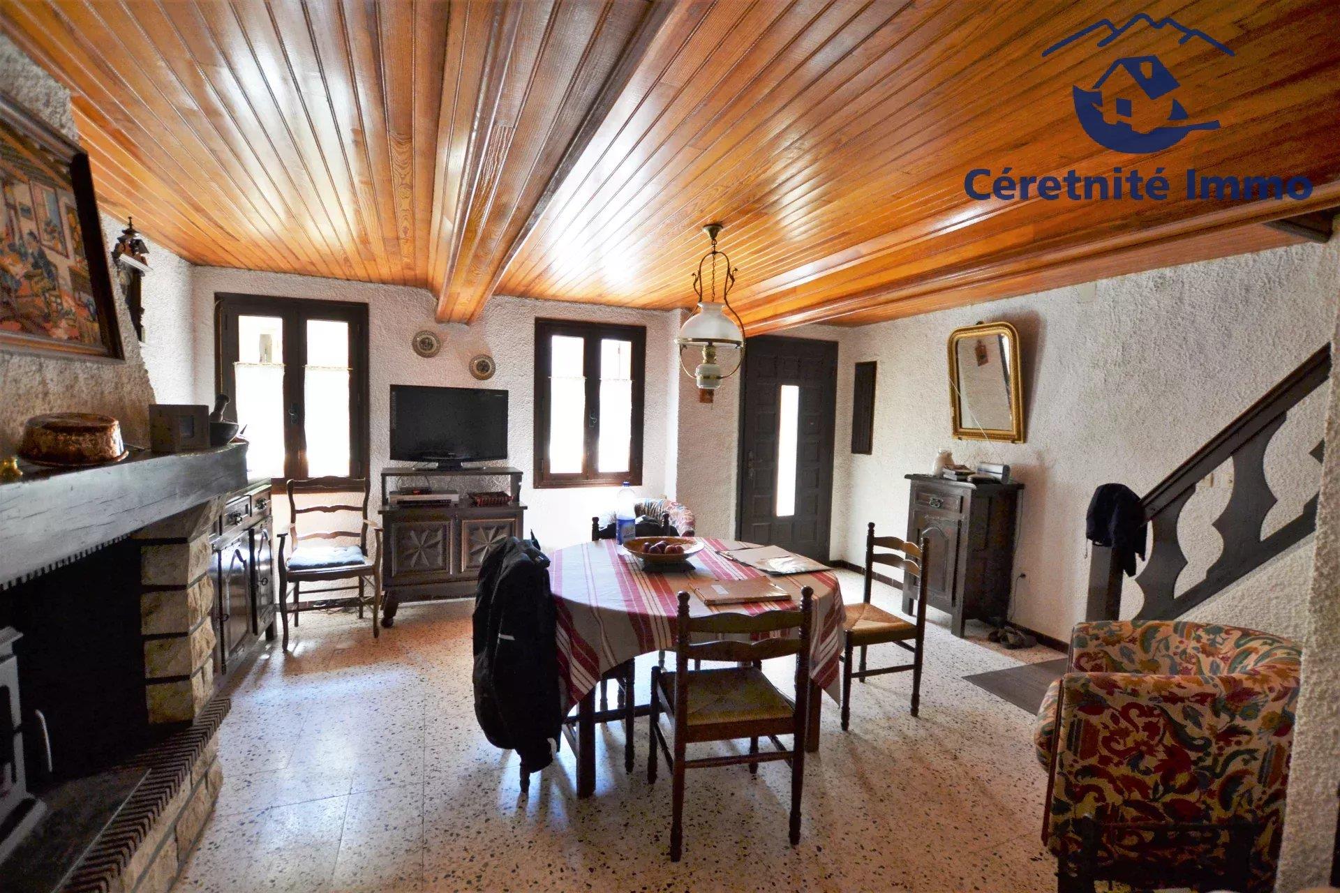 Casa de aldeia com garagem e terreno