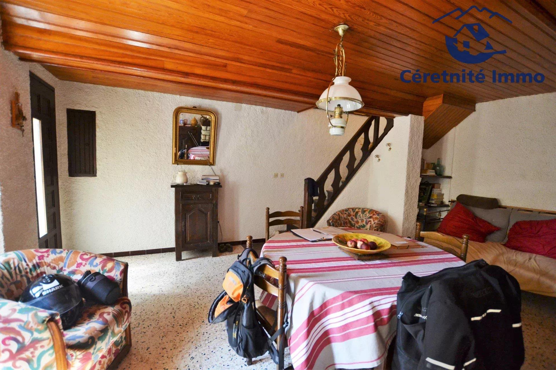 Casa de aldeia com garagem e terreno