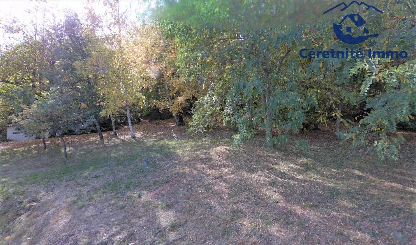 Casa de aldeia com garagem e terreno