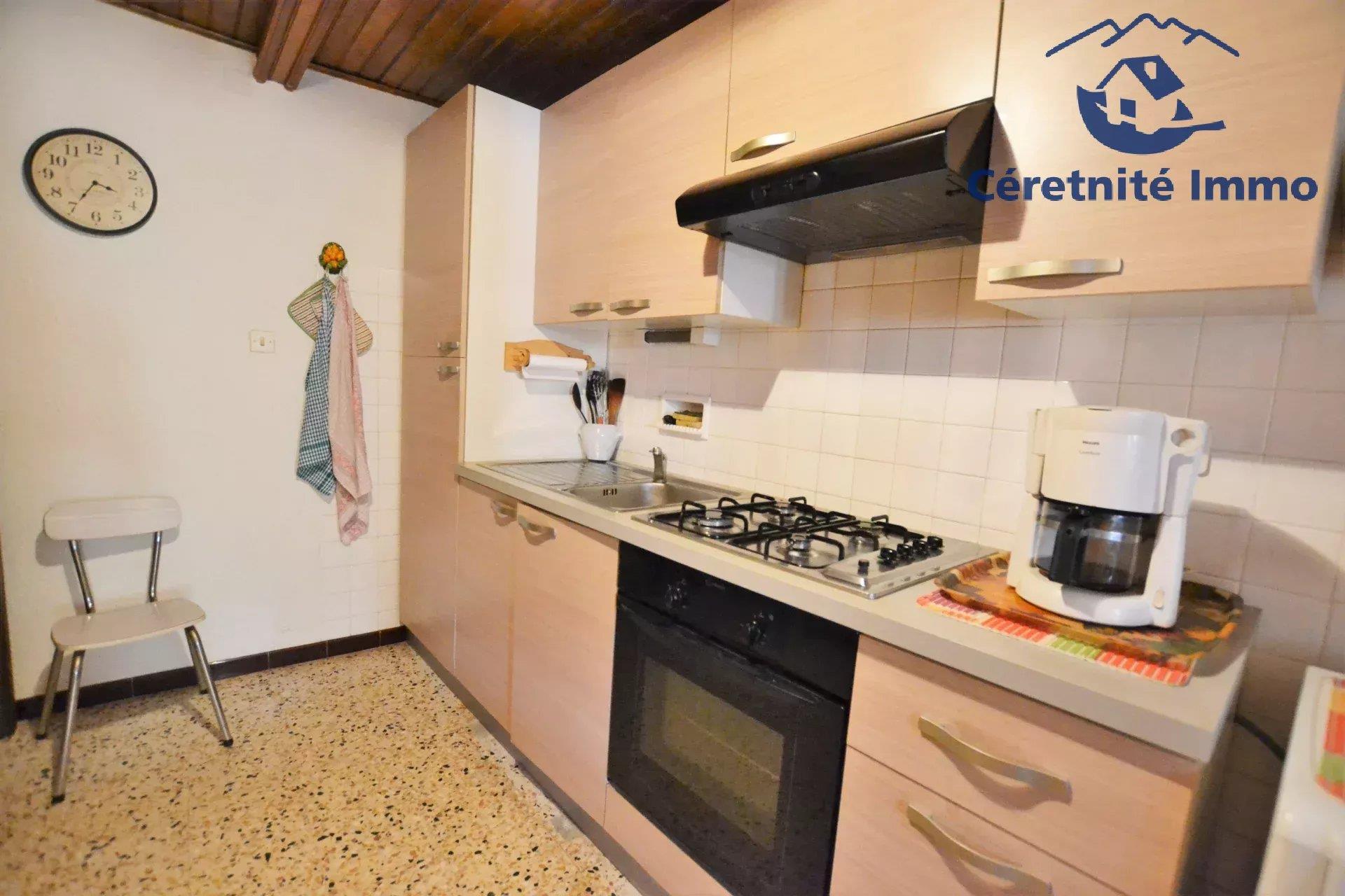 Casa de aldeia com garagem e terreno