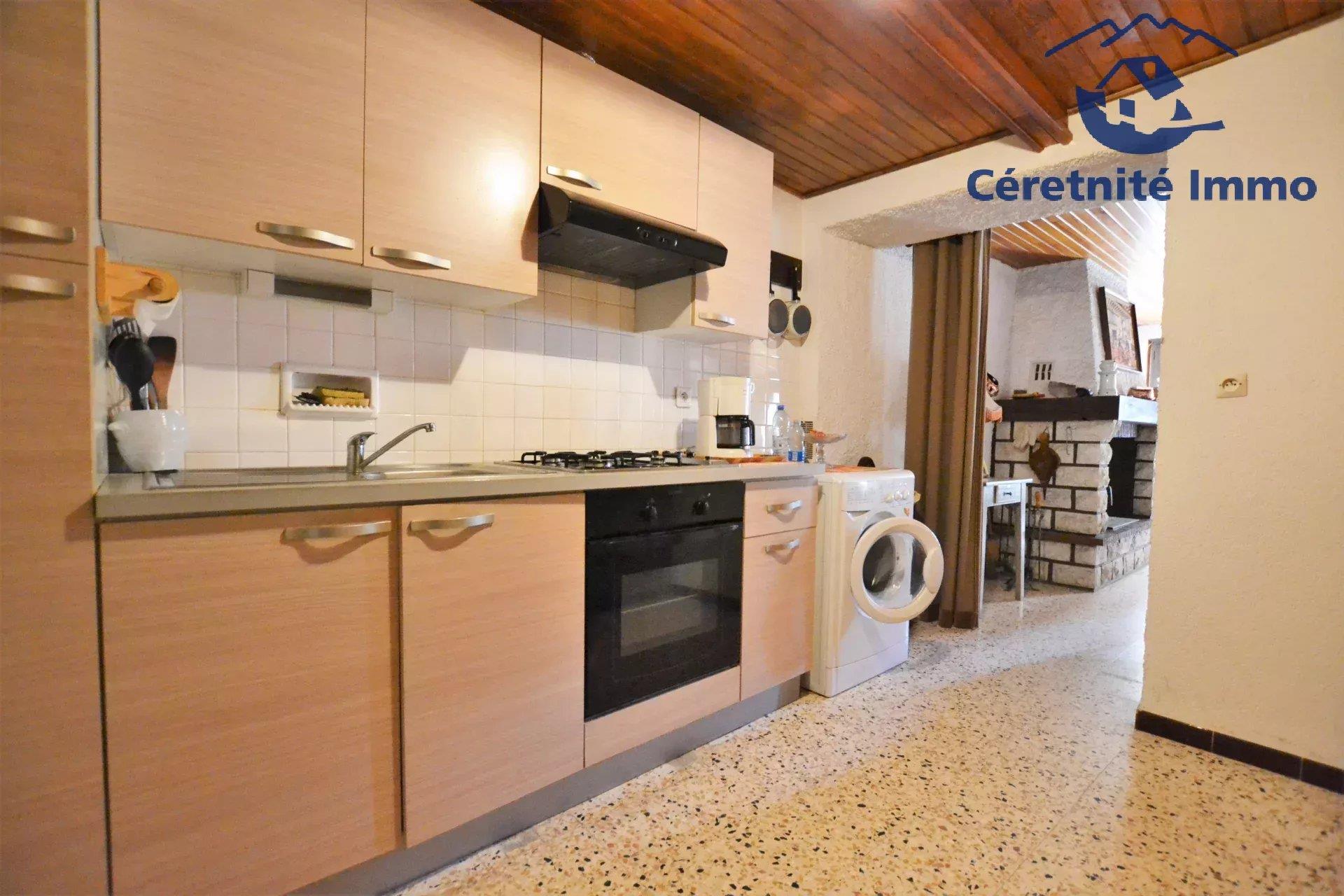 Casa de aldeia com garagem e terreno