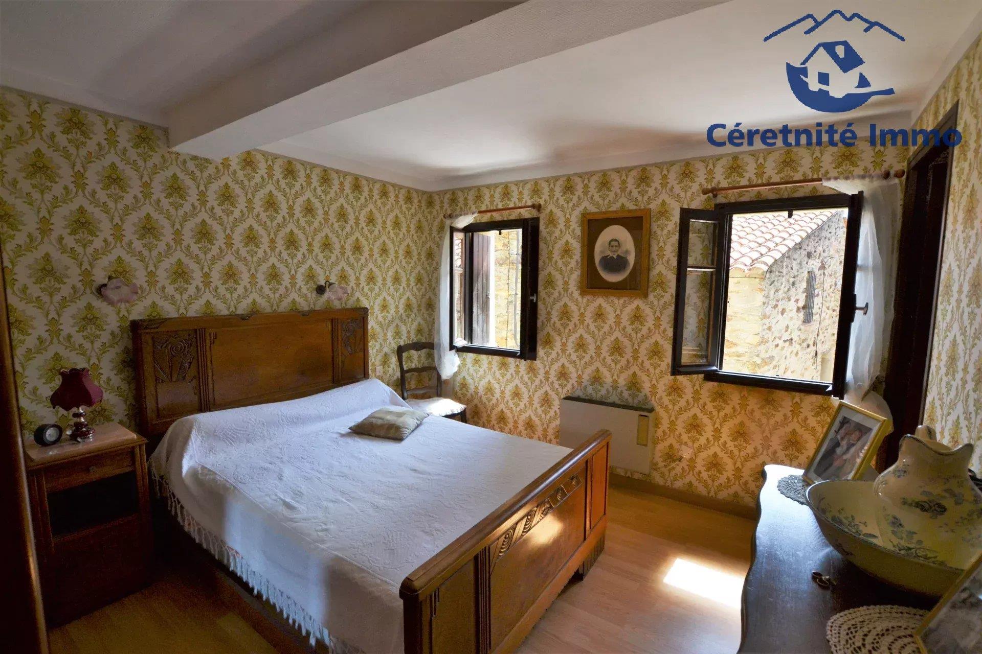 Casa de aldeia com garagem e terreno