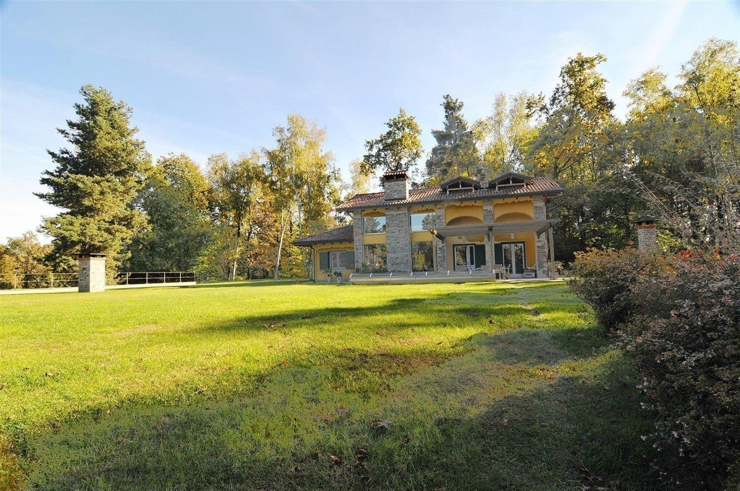 Prestigious Property for Sale in Agrate Conturbia with Park and Pool