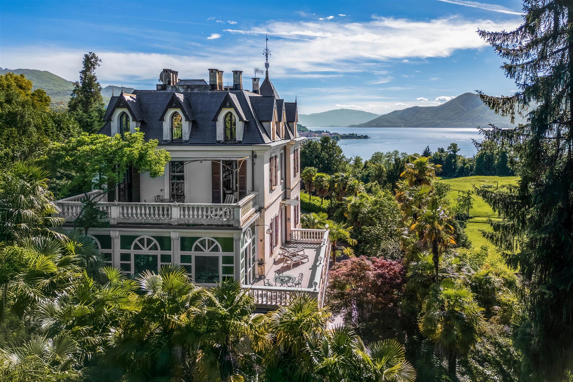 Hhistorische Villa mit Nebengebäude, Park und Swimmingpool in Luino am Lago Maggiore zu verkaufenist