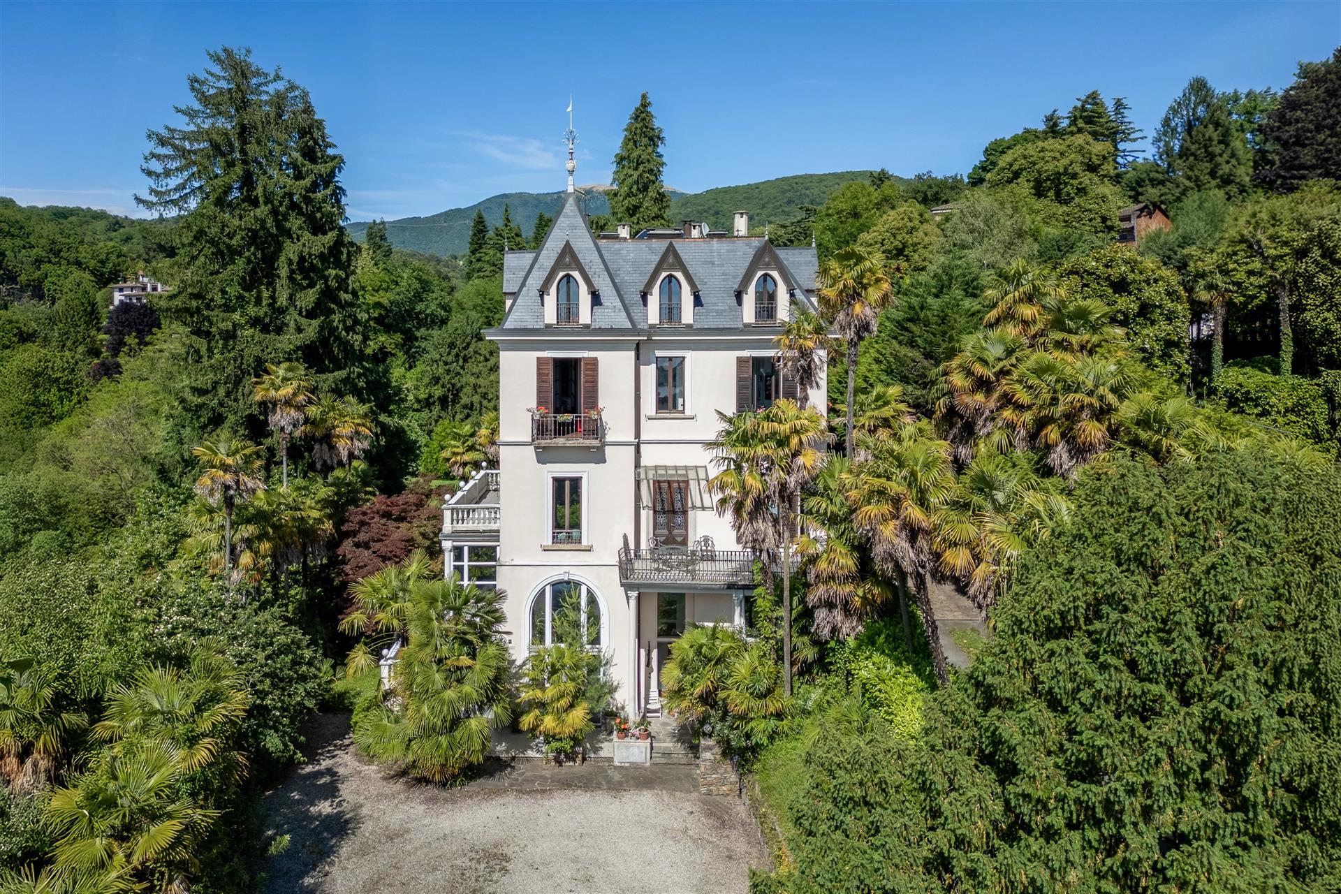 Hhistorische Villa mit Nebengebäude, Park und Swimmingpool in Luino am Lago Maggiore zu verkaufenist