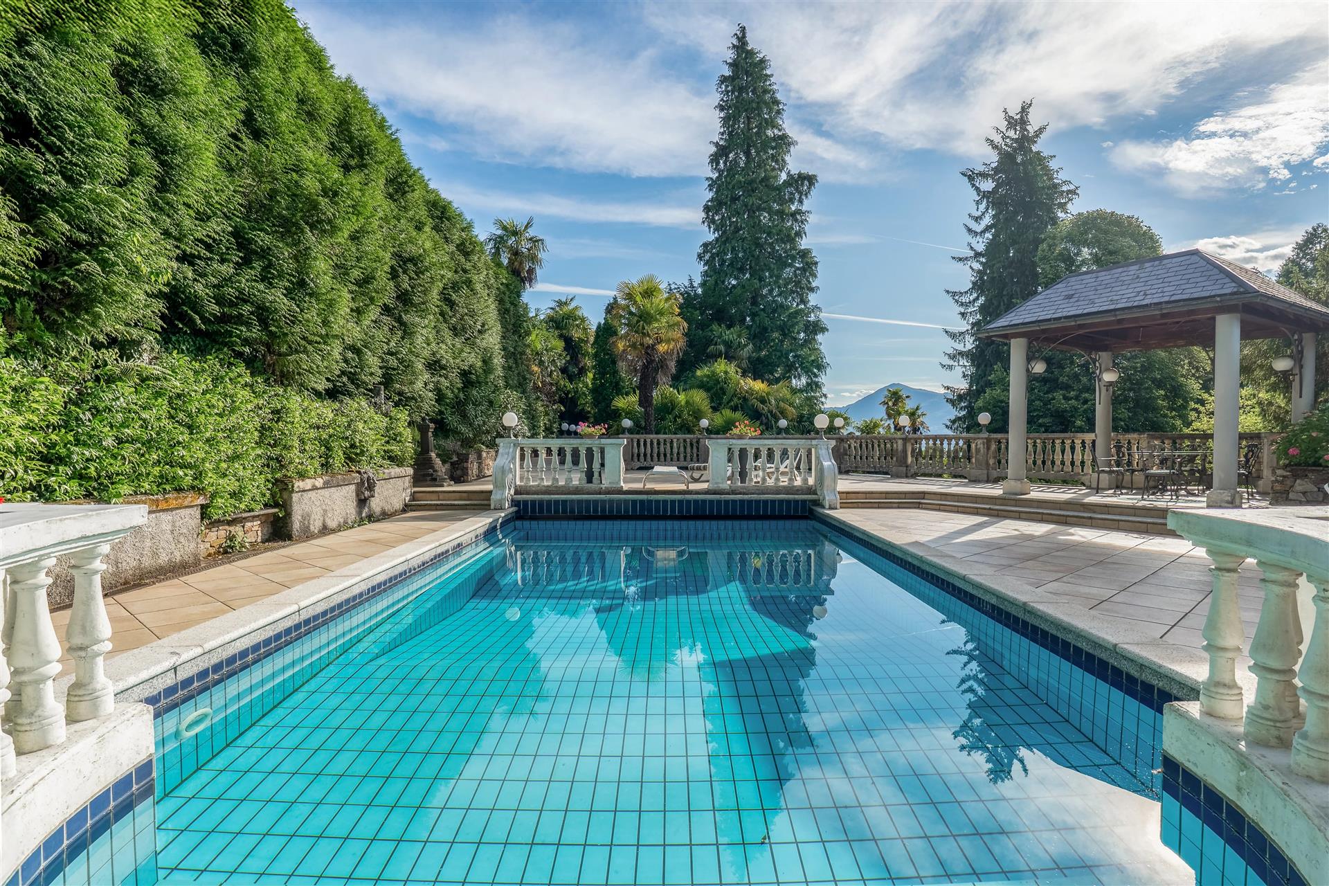 Hhistorische Villa mit Nebengebäude, Park und Swimmingpool in Luino am Lago Maggiore zu verkaufenist